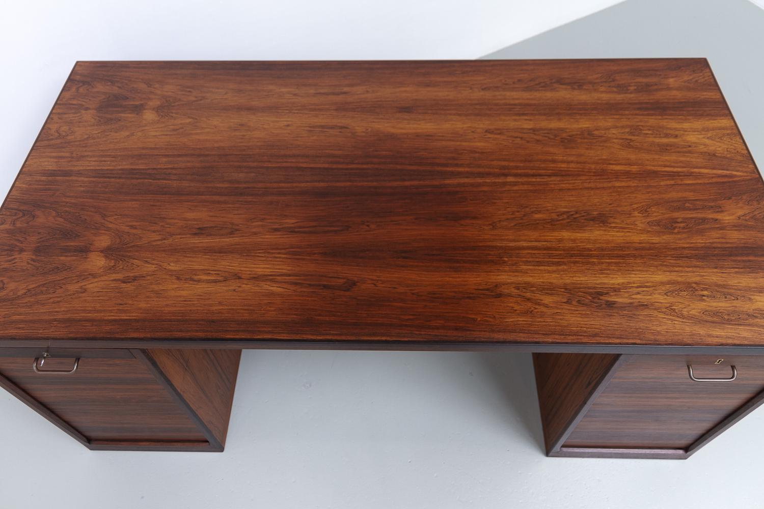 Scrivania danese in palissandro con ante a tamburo di Hans J. Wegner, anni '50. in vendita 6