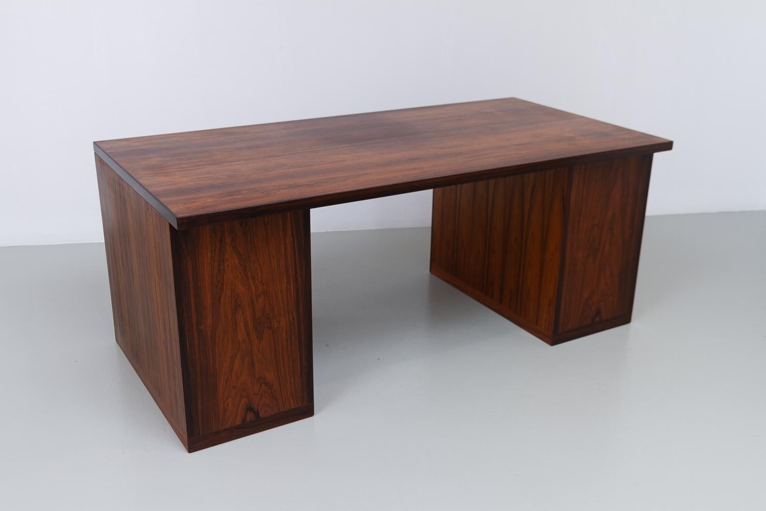 Scrivania danese in palissandro con ante a tamburo di Hans J. Wegner, anni '50. in vendita 8