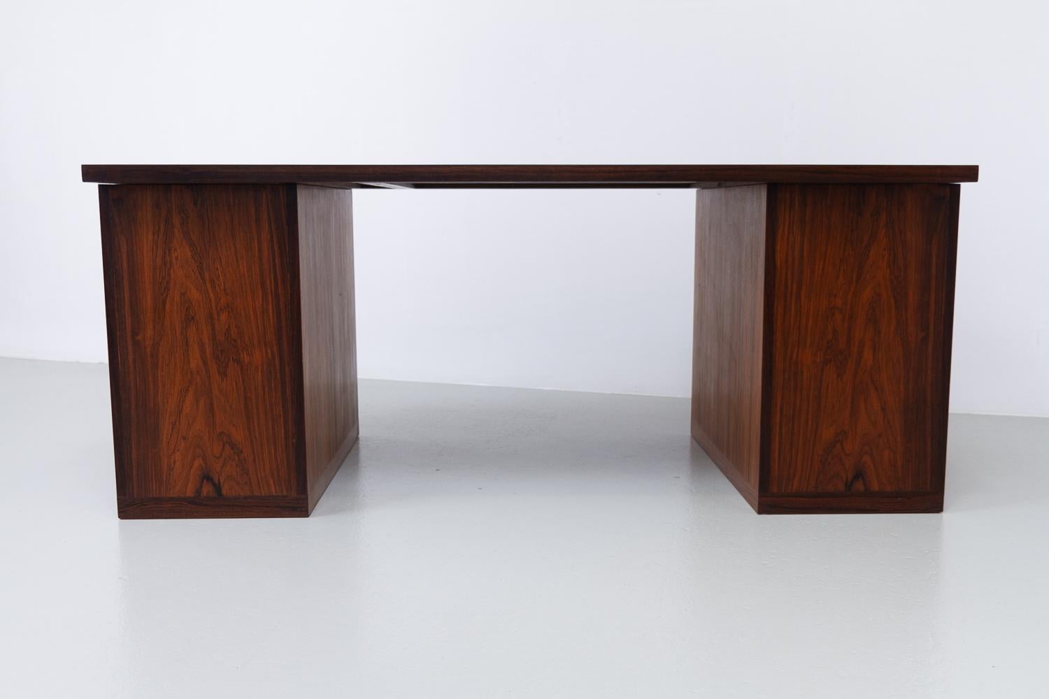 Scrivania danese in palissandro con ante a tamburo di Hans J. Wegner, anni '50. in vendita 9
