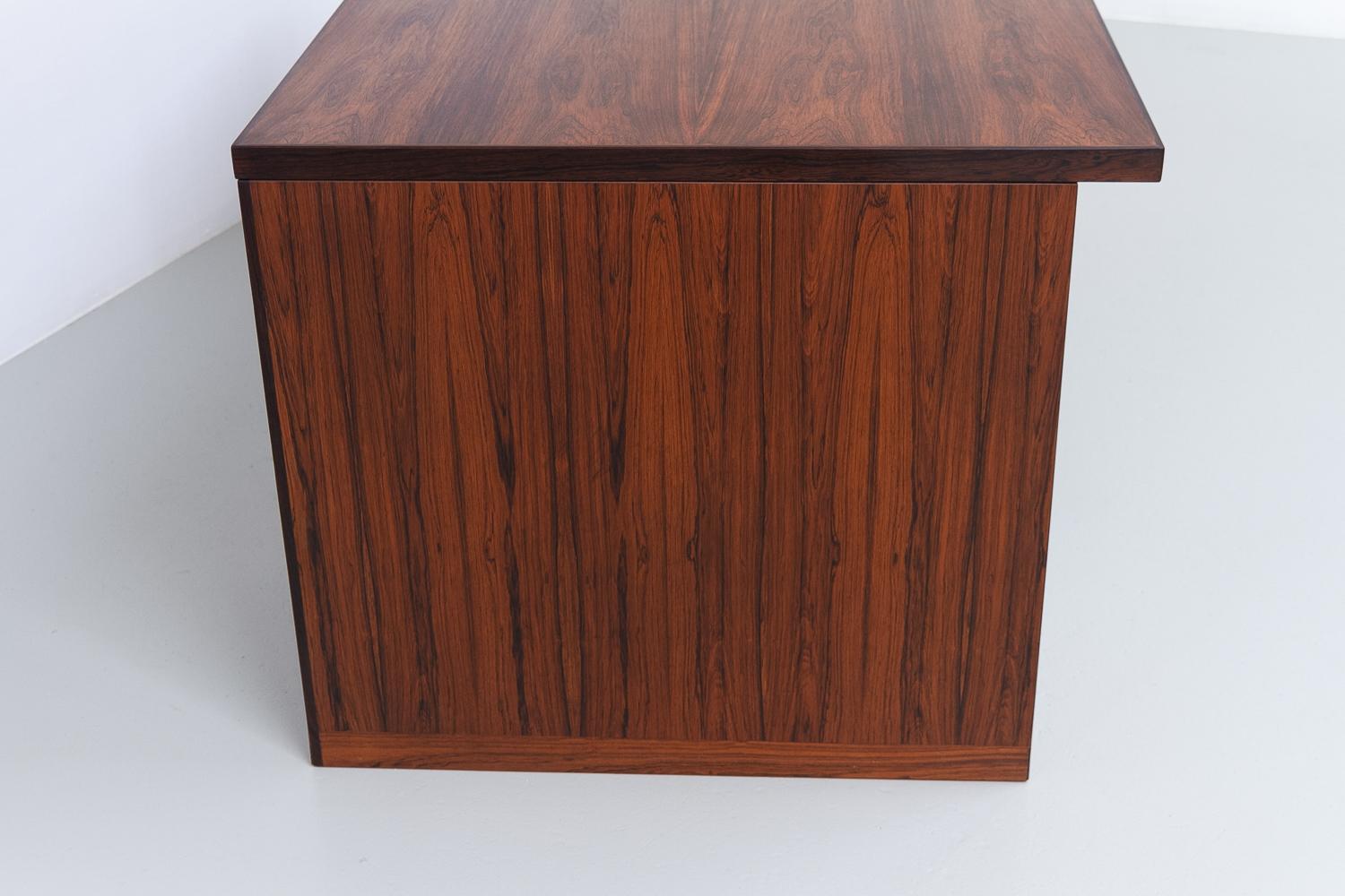 Scrivania danese in palissandro con ante a tamburo di Hans J. Wegner, anni '50. in vendita 10