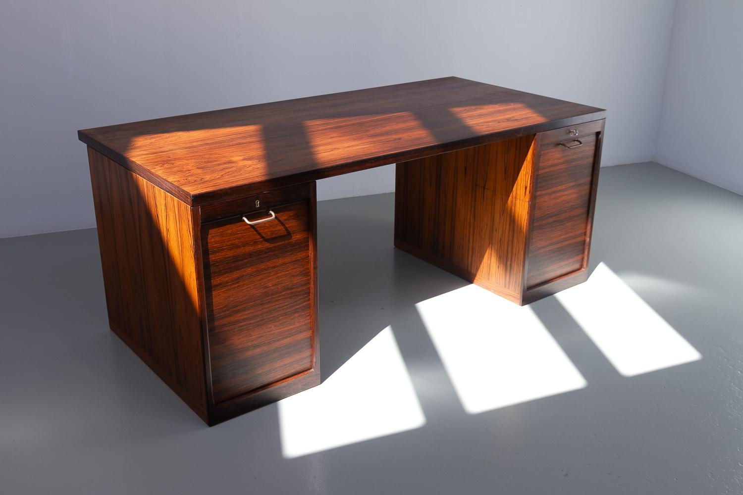 Scrivania danese in palissandro con ante a tamburo di Hans J. Wegner, anni '50. in vendita 11
