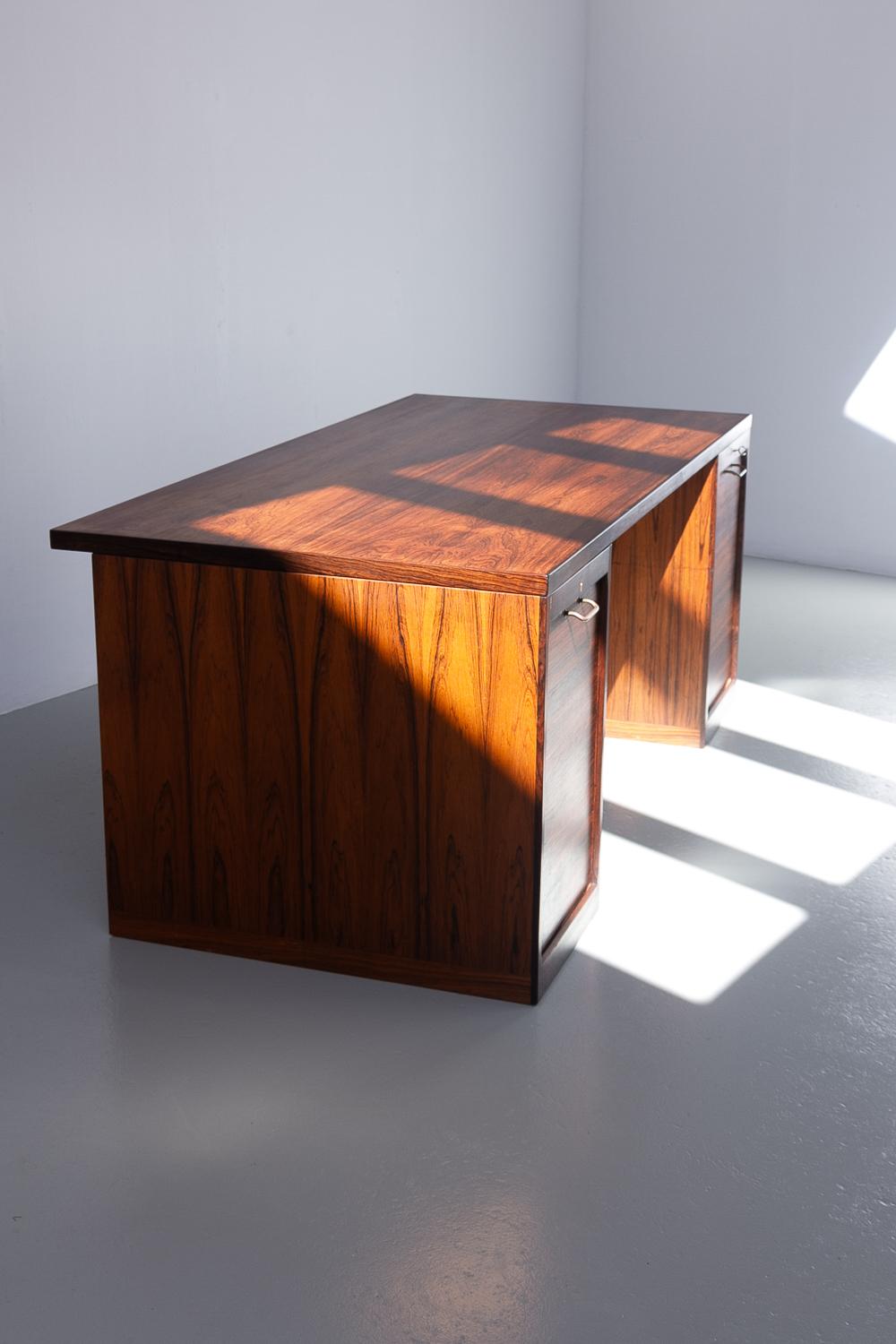 Scrivania danese in palissandro con ante a tamburo di Hans J. Wegner, anni '50. in vendita 12
