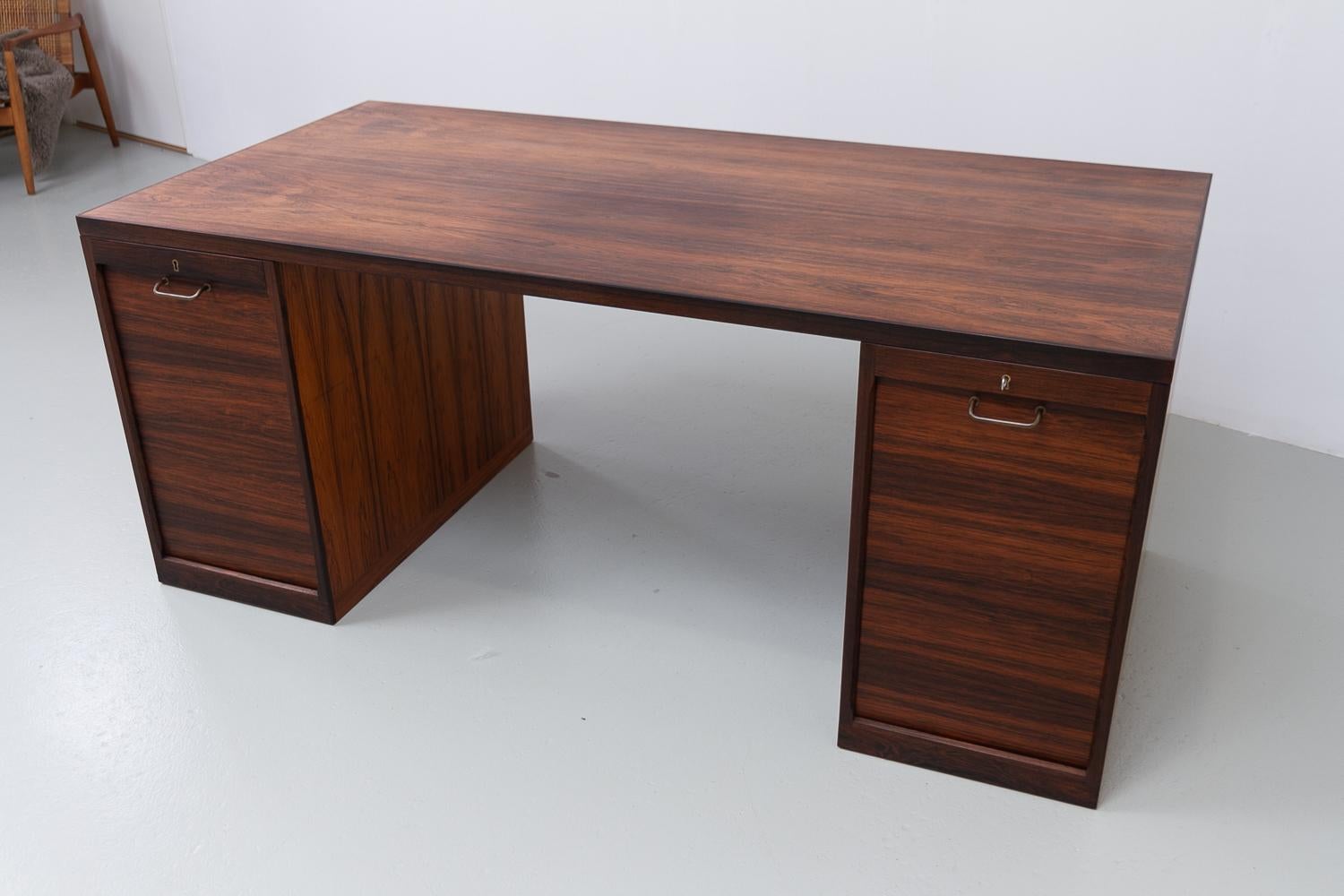 Scandinavo moderno Scrivania danese in palissandro con ante a tamburo di Hans J. Wegner, anni '50. in vendita