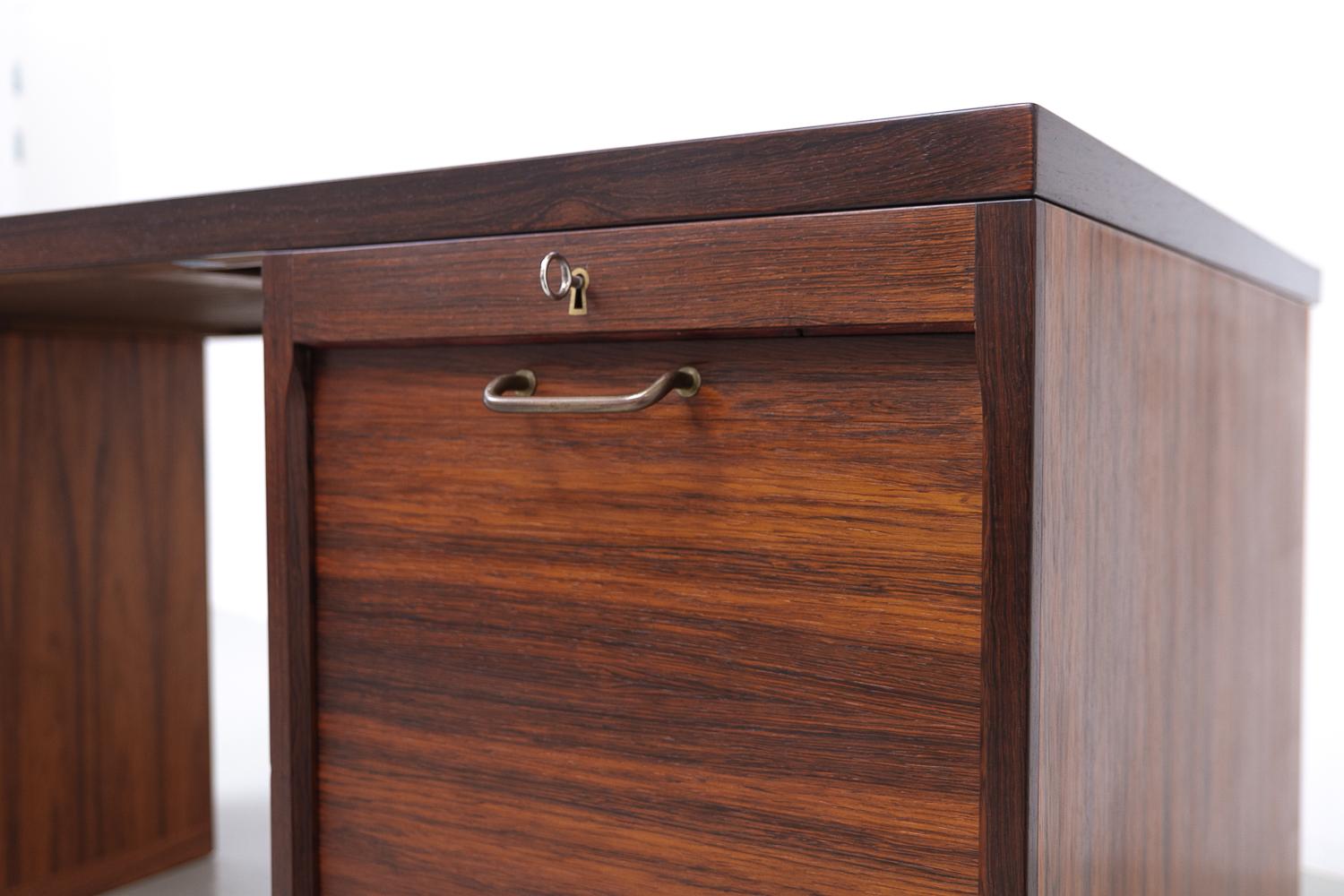 Scrivania danese in palissandro con ante a tamburo di Hans J. Wegner, anni '50. In condizioni buone in vendita a Asaa, DK