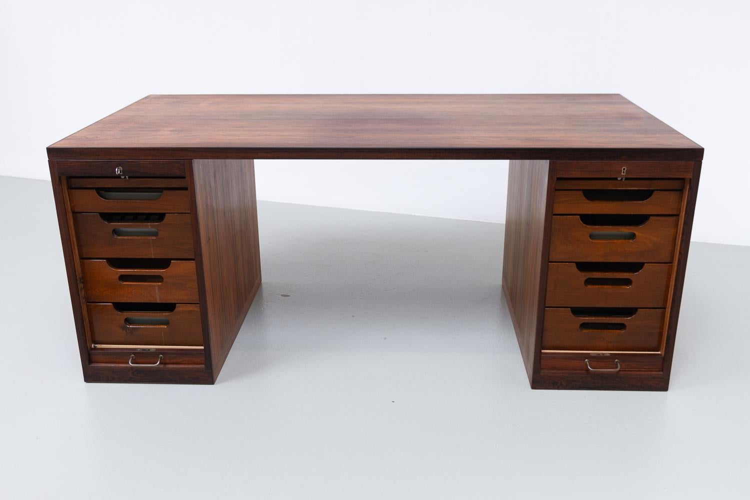 Metà XX secolo Scrivania danese in palissandro con ante a tamburo di Hans J. Wegner, anni '50. in vendita