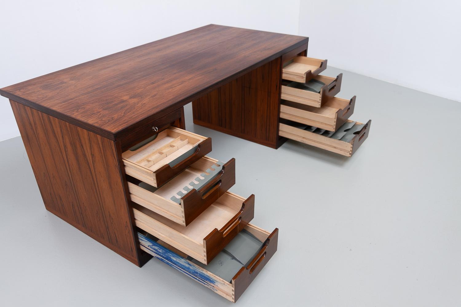 Scrivania danese in palissandro con ante a tamburo di Hans J. Wegner, anni '50. in vendita 1