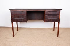 Scrivania danese in palissandro con gambe in teak di Johannes Andersen, 1960.