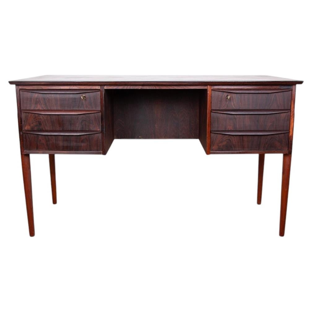 Escritorio danés de palisandro con patas de teca, de Johannes Andersen, 1960. en venta