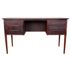 Scrivania danese in palissandro con gambe in teak di Johannes Andersen, 1960.
