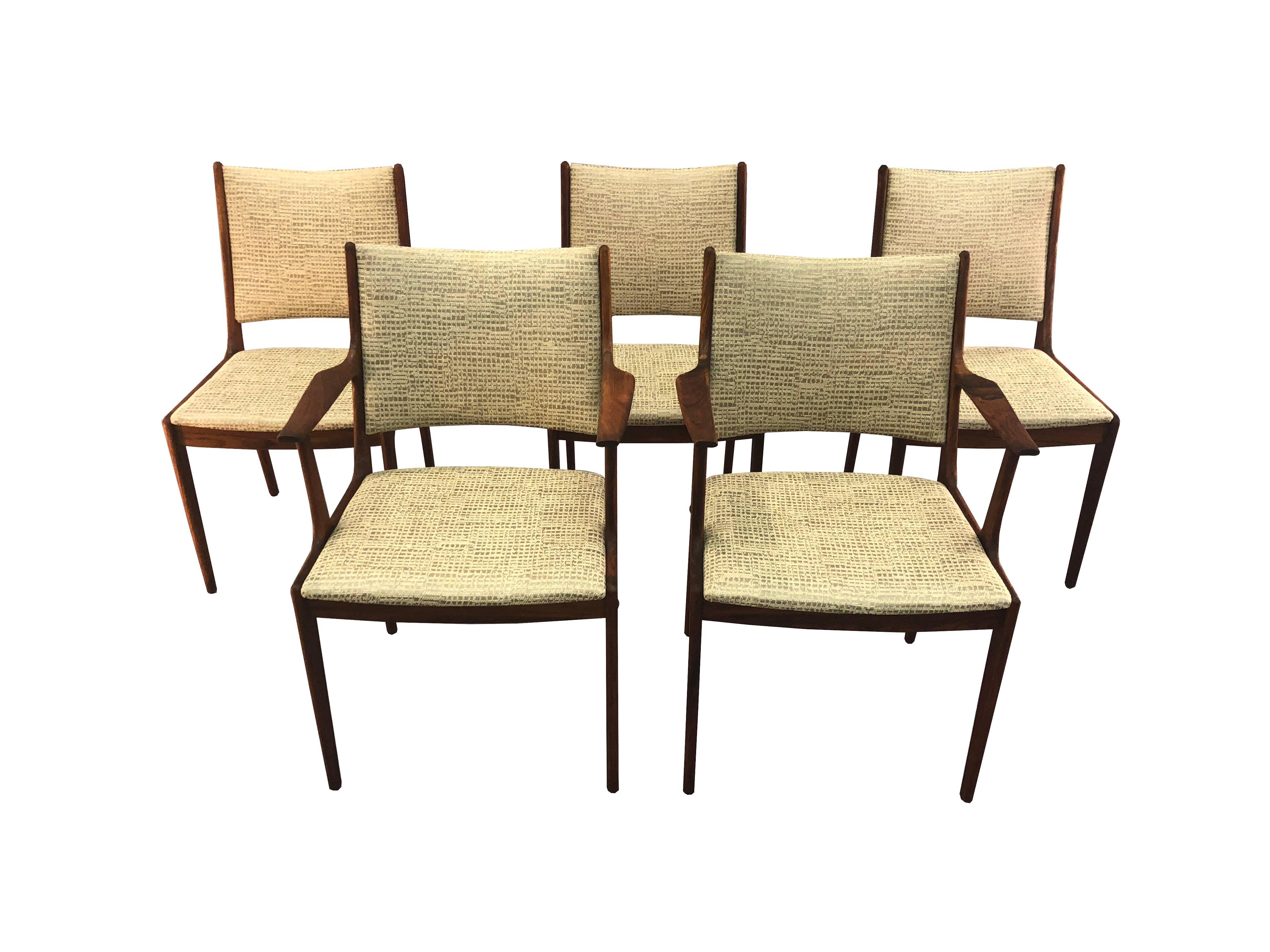 Scandinavian modern 1960s Danish set of five rosewood dining room chairs with new chenille fabric. Two chairs are armchairs. The chenille fabric is a sand and grey design. Attributed to Johannes Anderson design. Newly refinished. Arm (2): 20in L x