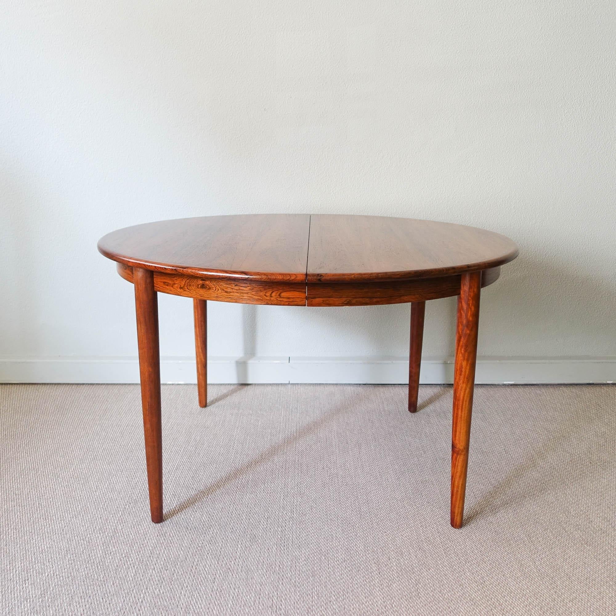 This dining set was designed by Arne Vodder for Sibast, in Denmark, during the 1960's. The set has a round dining table and six chairs. The dining table can be extend with two 55 cm extension leaves. When closed has 122 cm diameter, with one leaf