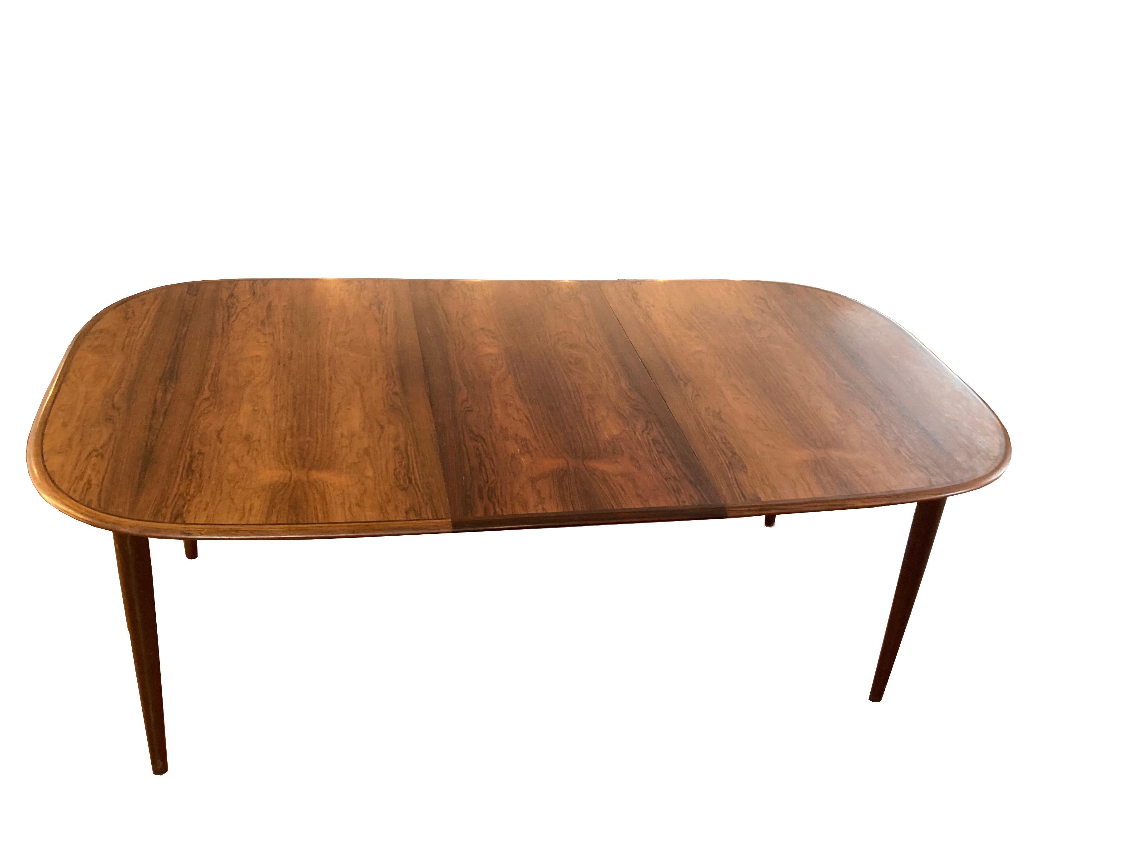 Danish rosewood dining table by Hans Skovmand, circa 1960
Edition Skovmand and Andersen.
2 extensions included (50 cm each)
Very good state, very good work.