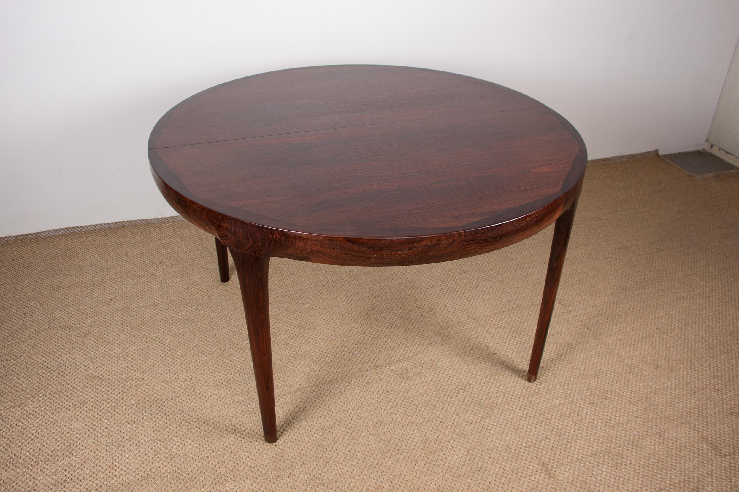 Danish Rosewood Dining Table by Ib Kofod-Larsen for Faarup, 1960s In Excellent Condition In JOINVILLE-LE-PONT, FR