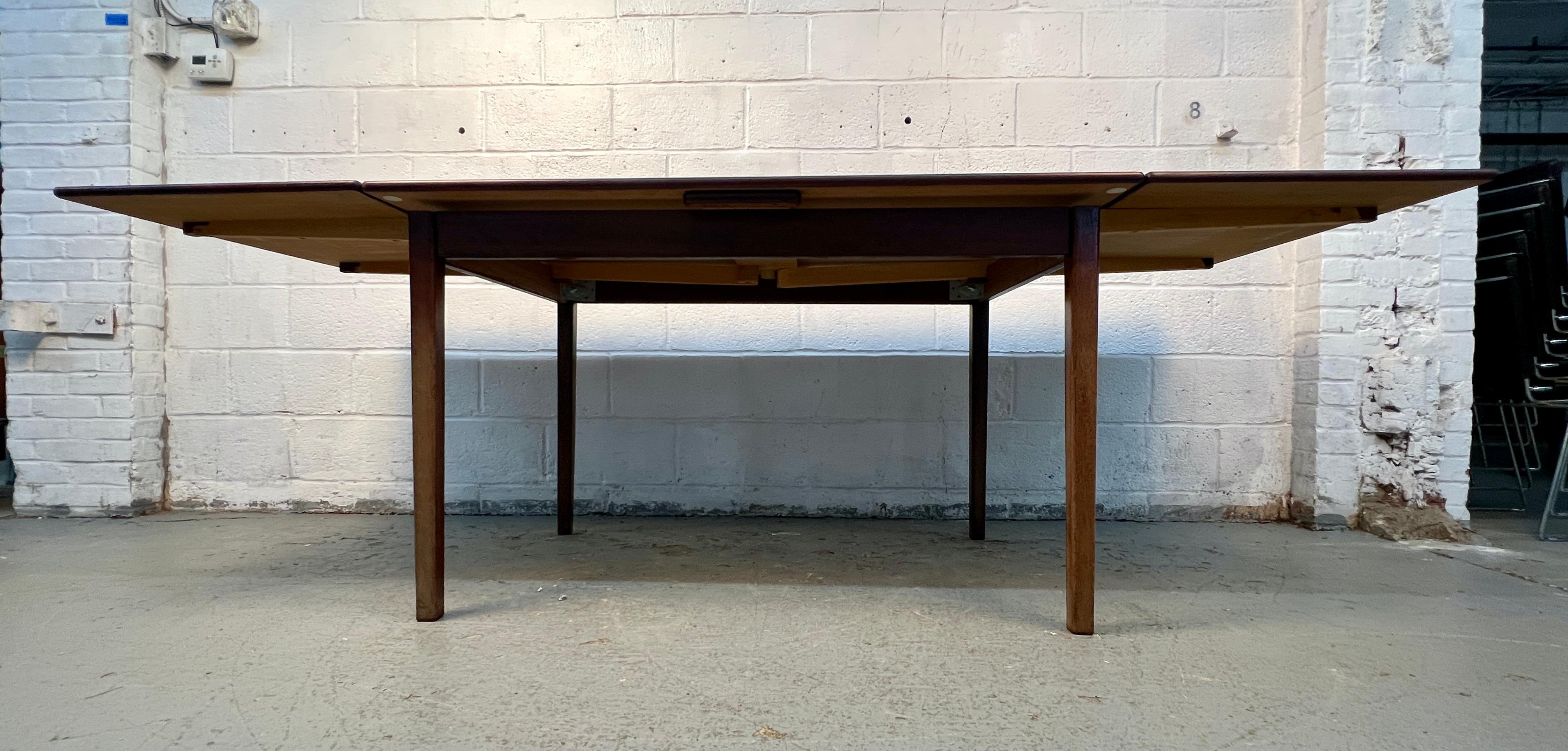 Tavolo da pranzo danese in palissandro con ante a cassetto in vendita 3