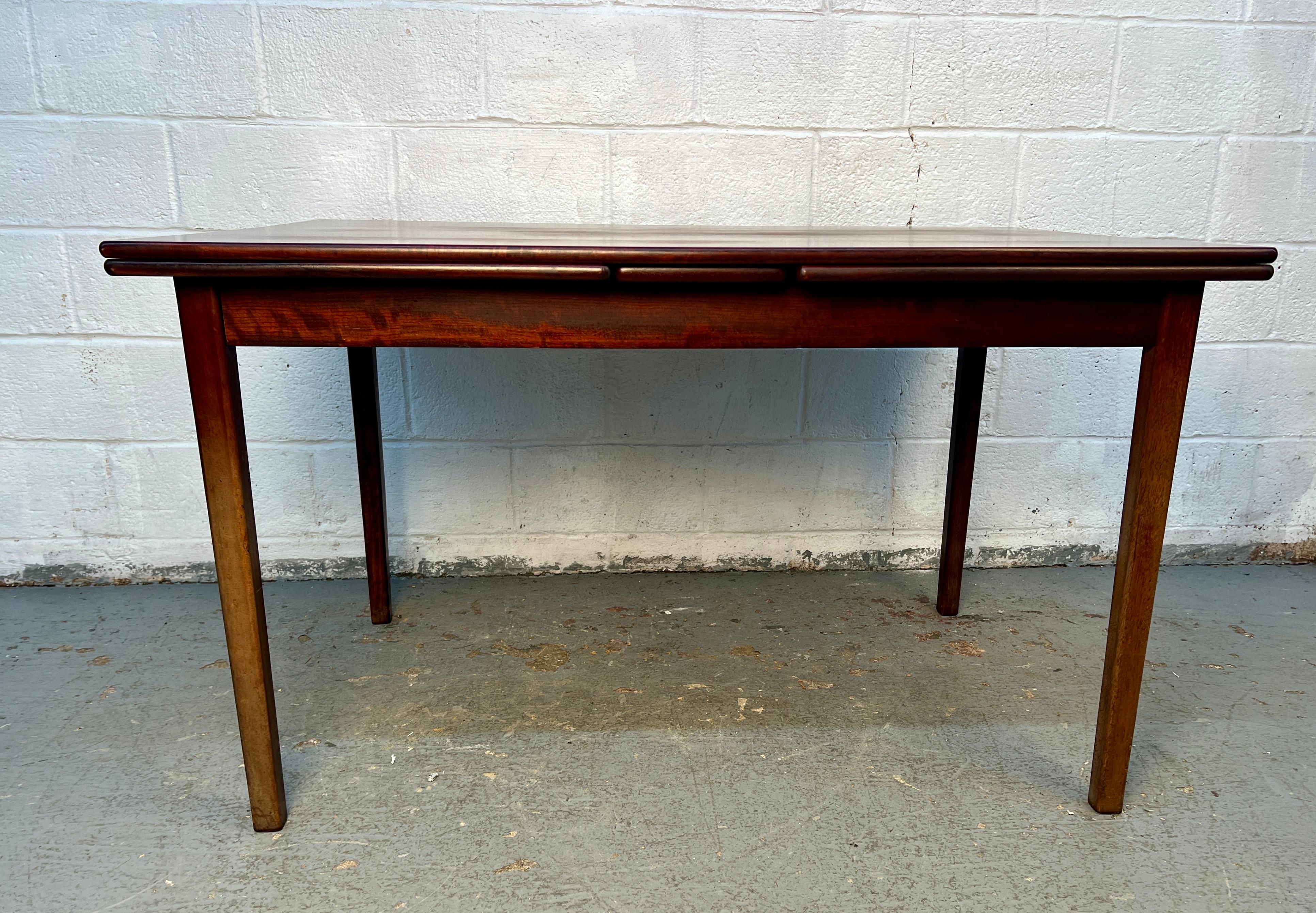 Tavolo da pranzo danese in palissandro con ante a cassetto in vendita 4