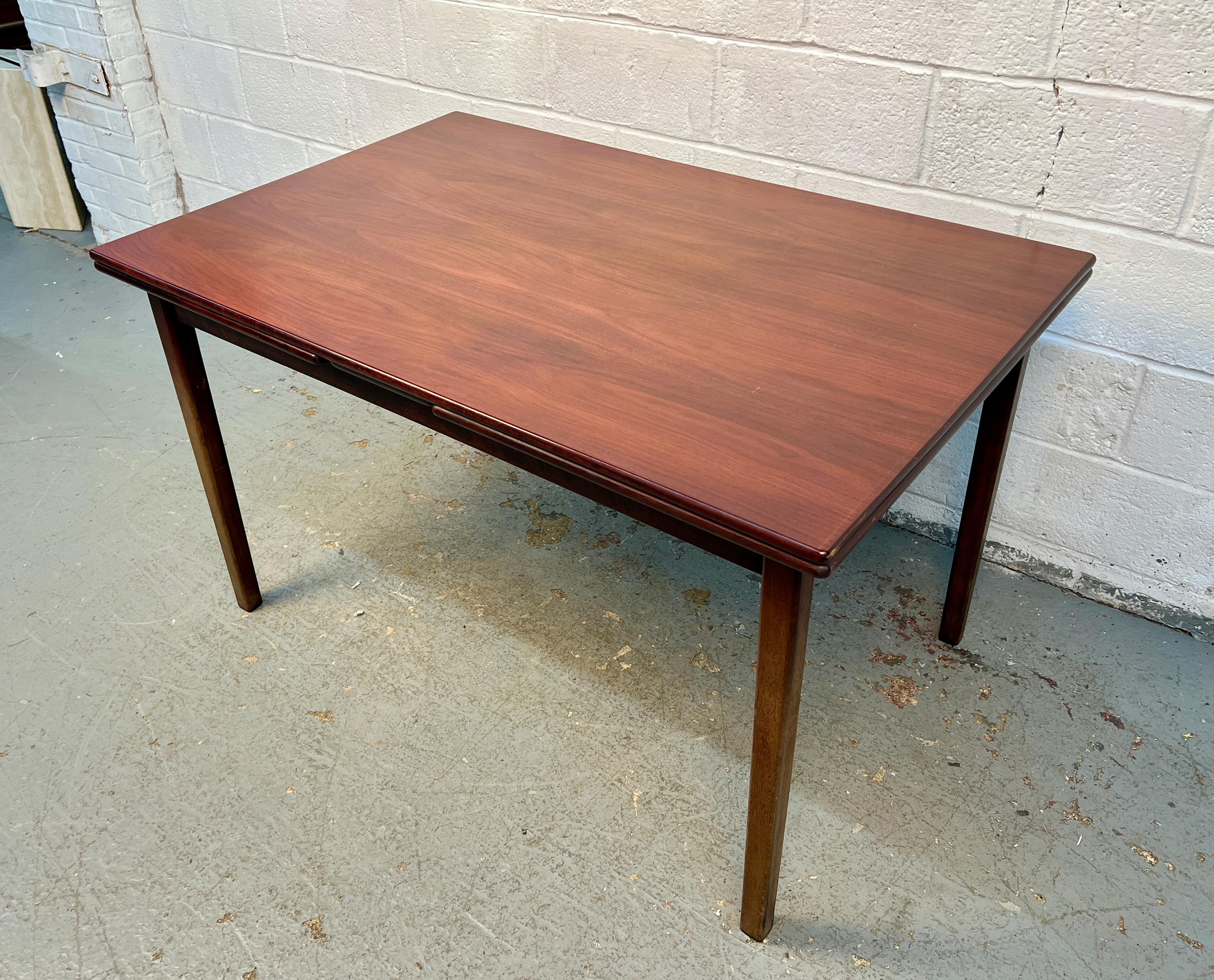 Tavolo da pranzo danese in palissandro con ante a cassetto In condizioni buone in vendita a Brooklyn, NY