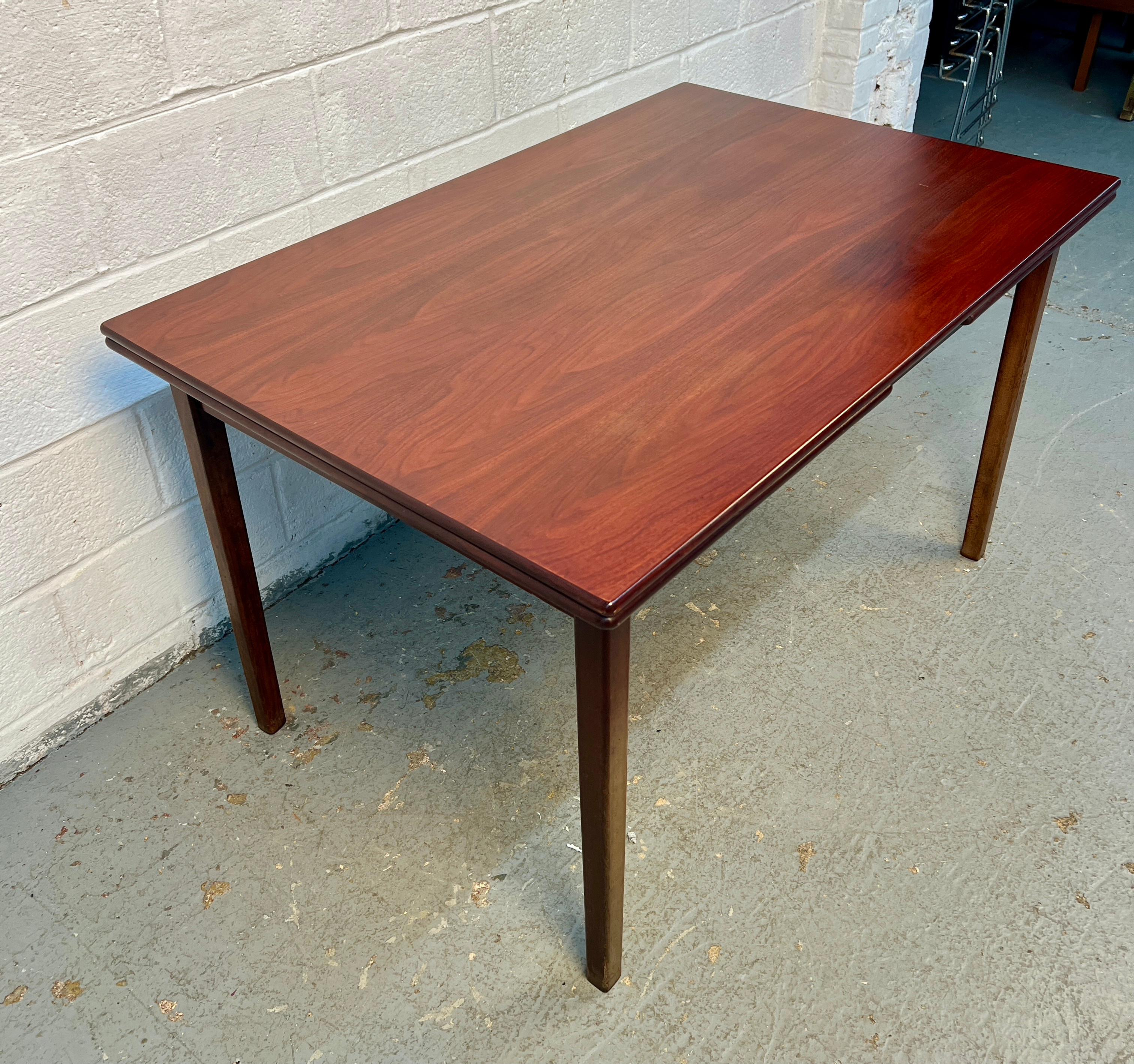 XX secolo Tavolo da pranzo danese in palissandro con ante a cassetto in vendita