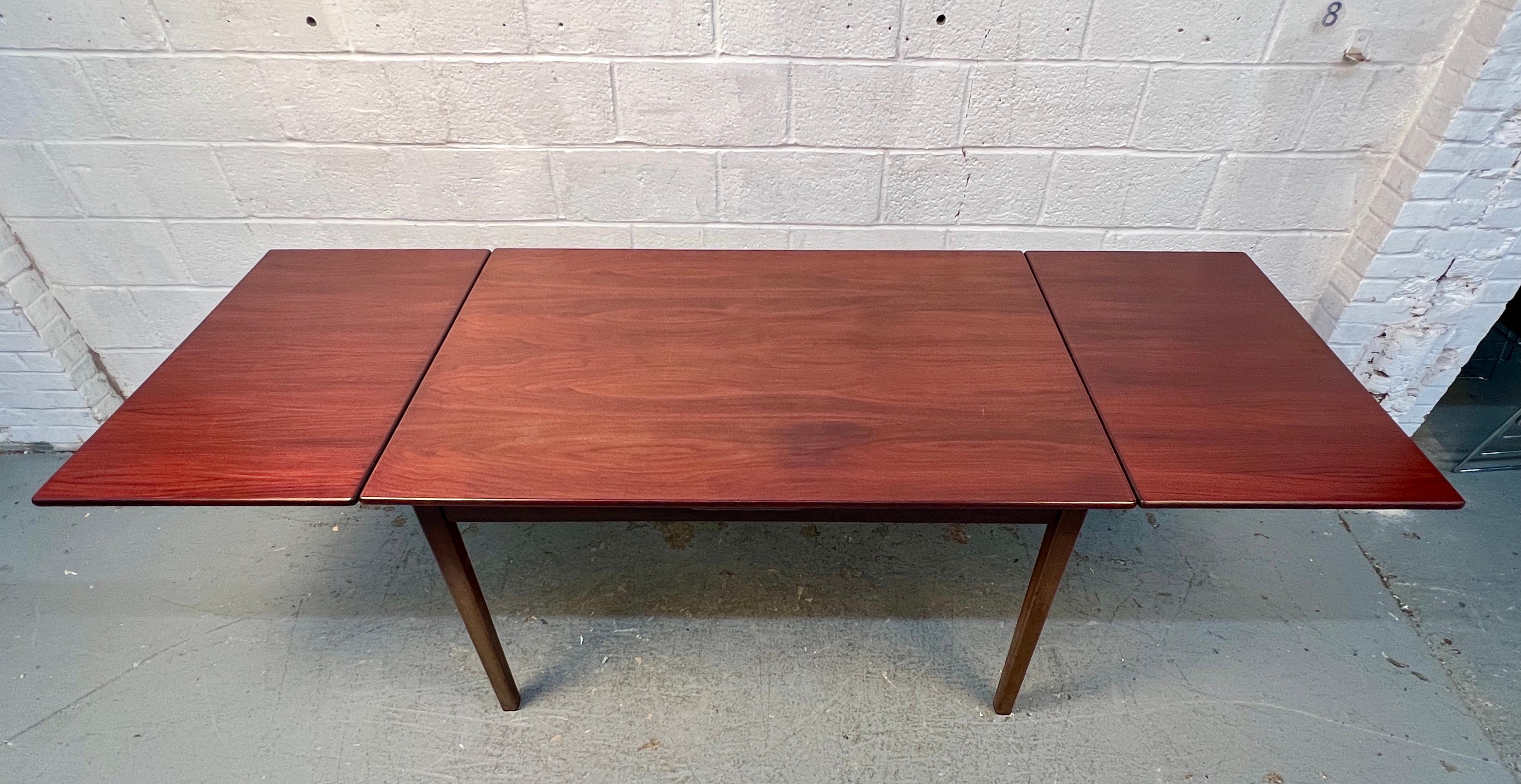 Palissandro Tavolo da pranzo danese in palissandro con ante a cassetto in vendita