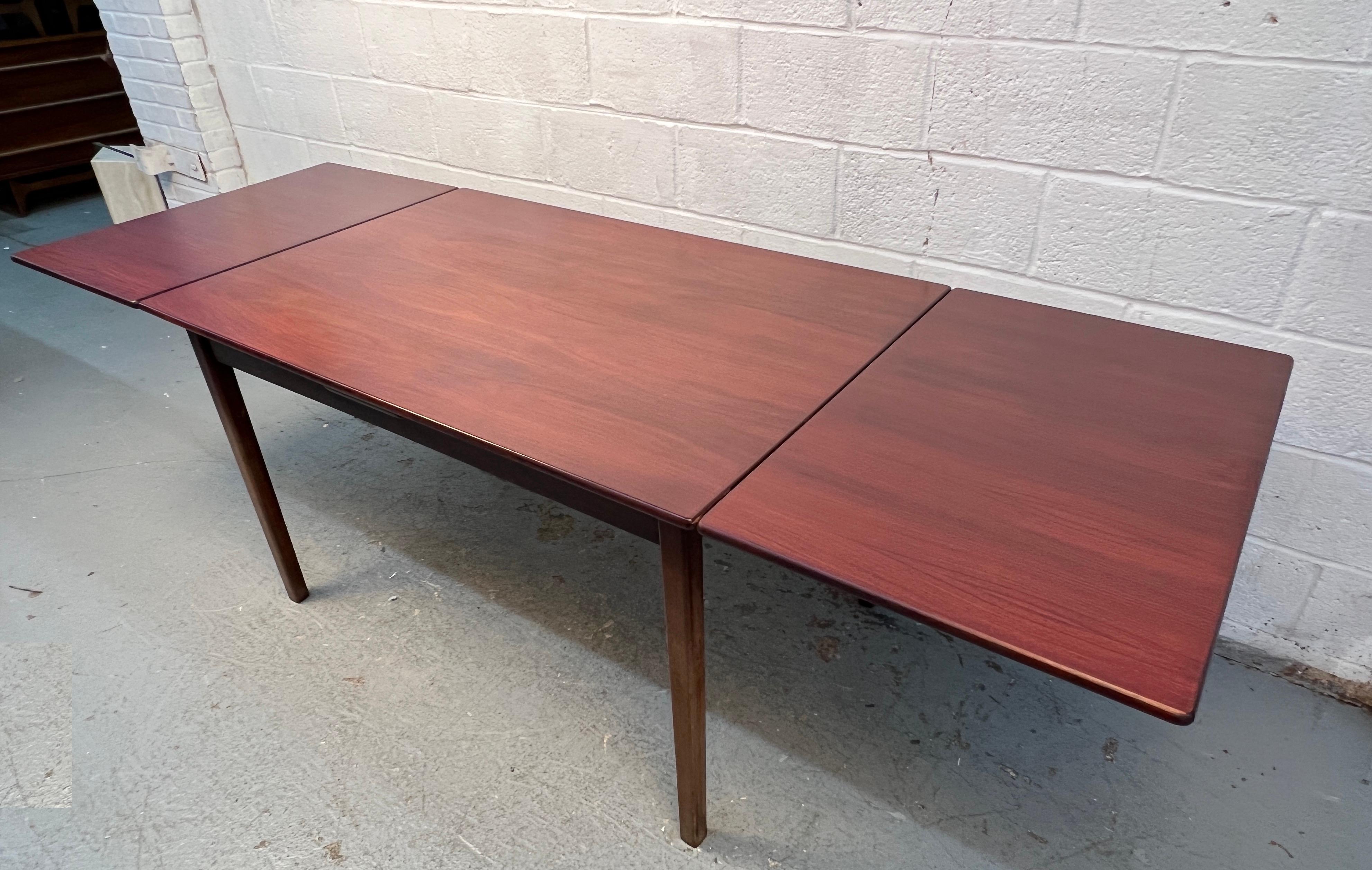 Tavolo da pranzo danese in palissandro con ante a cassetto in vendita 1