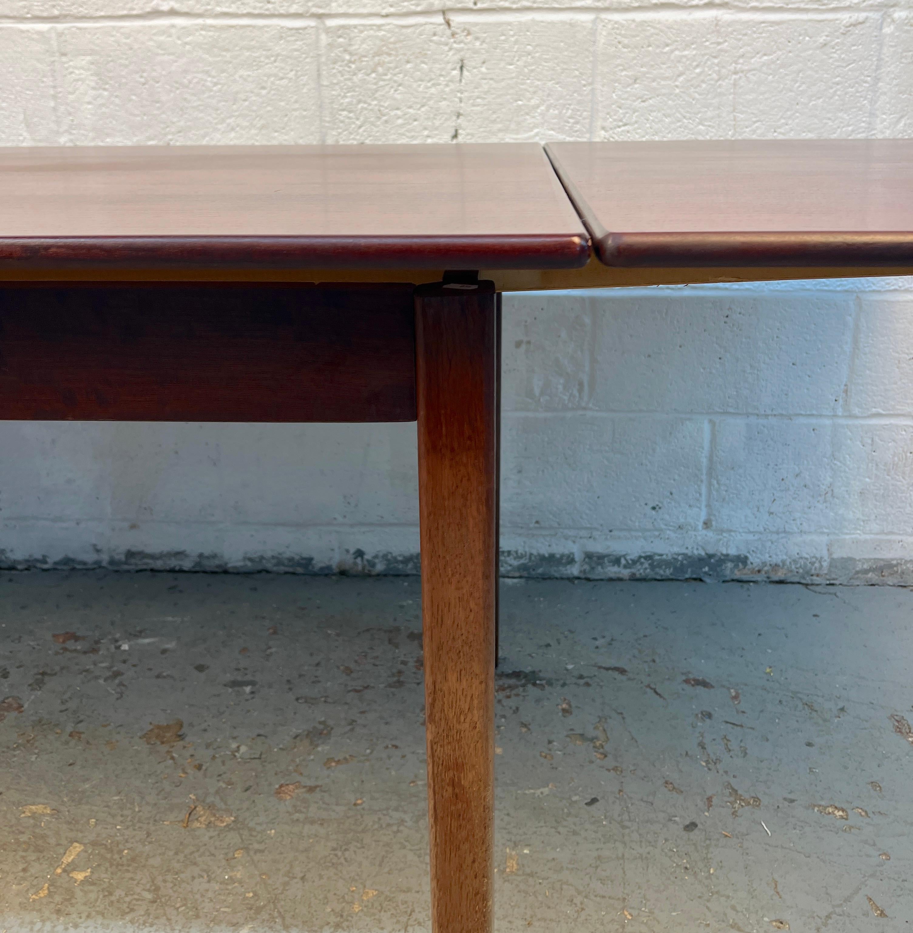 Tavolo da pranzo danese in palissandro con ante a cassetto in vendita 2