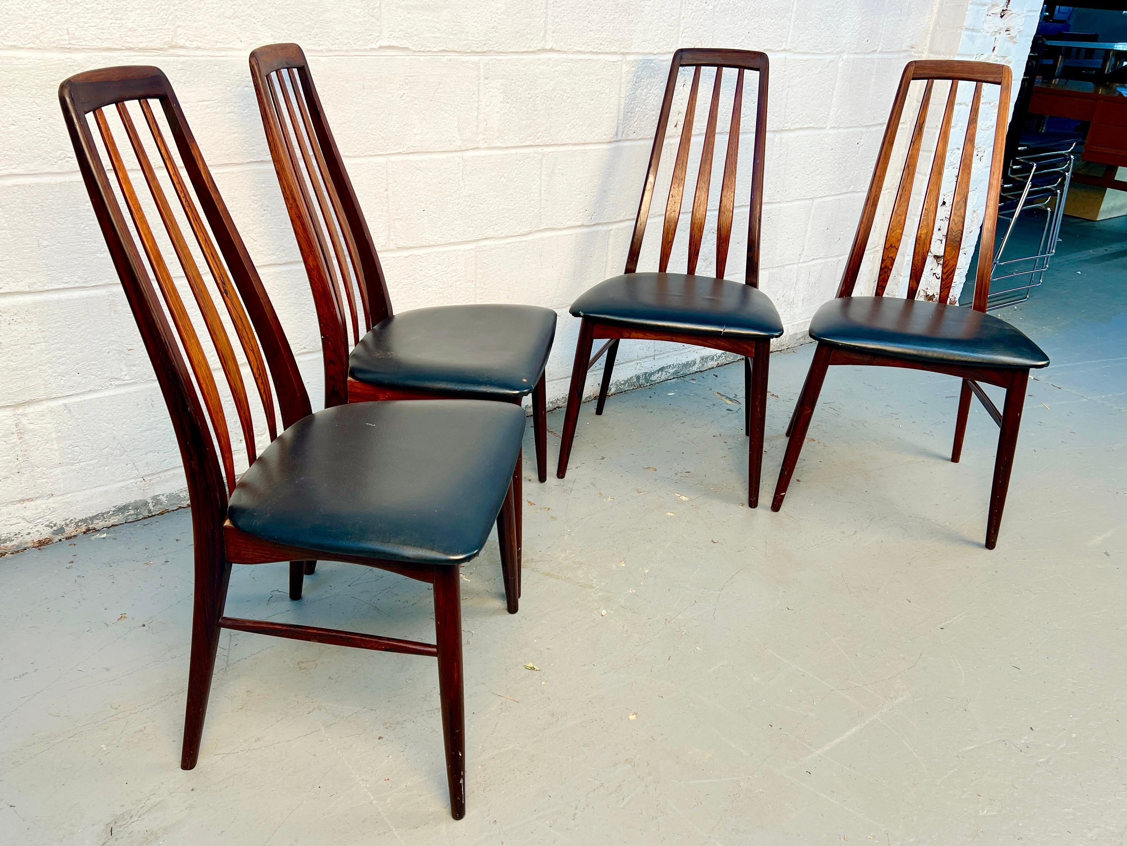 (4) Sillas de comedor de palisandro diseñadas por Niels Koefoed para Koefoeds Hornslet, 1962 Dinamarca. Los armazones de las sillas son de palisandro macizo con respaldos de listones inclinados, que ofrecen un cómodo apoyo lumbar. 

Confirma la