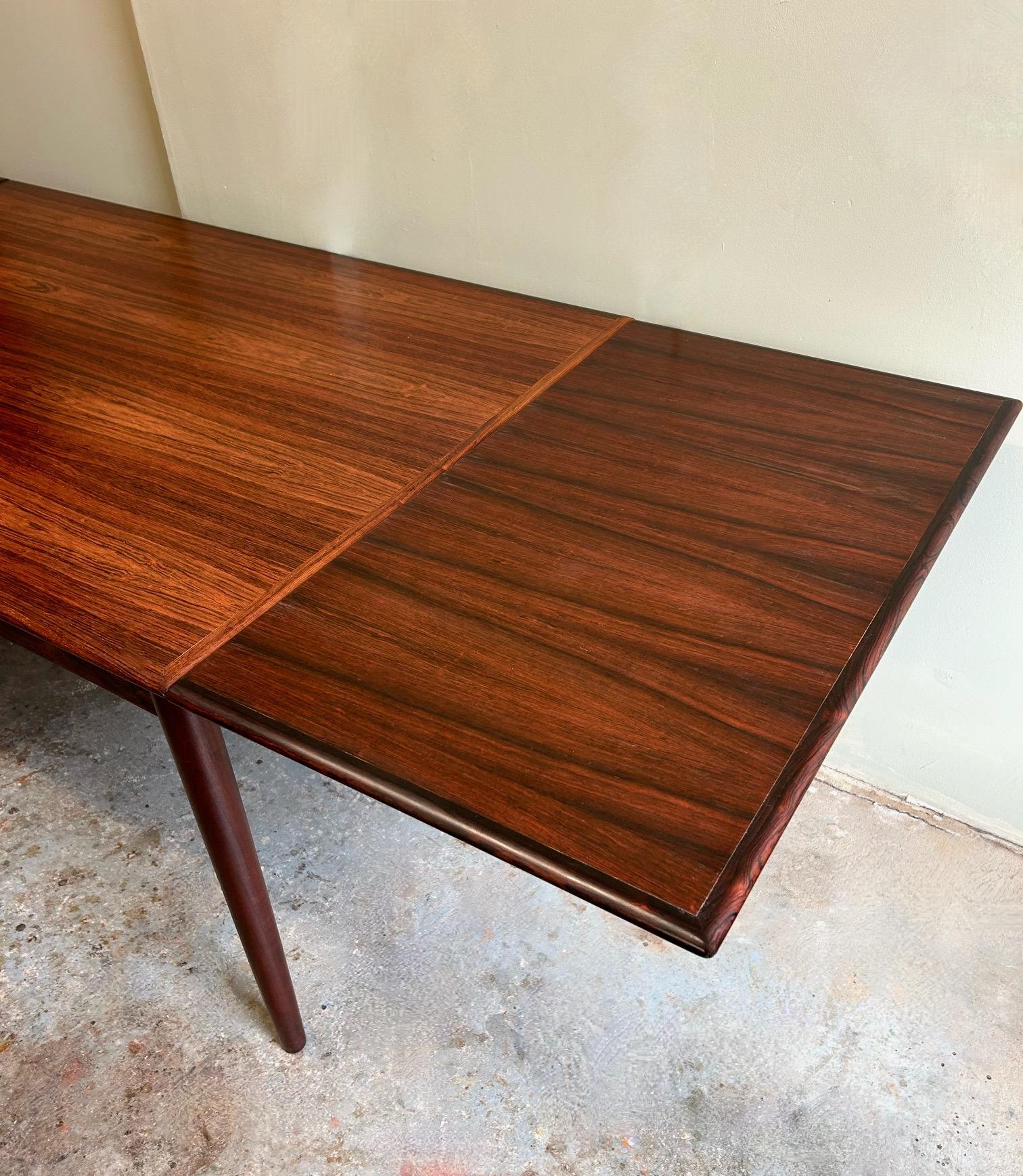 Danish Rosewood Extending Dining Table Mid Century 1960s In Excellent Condition For Sale In London, GB