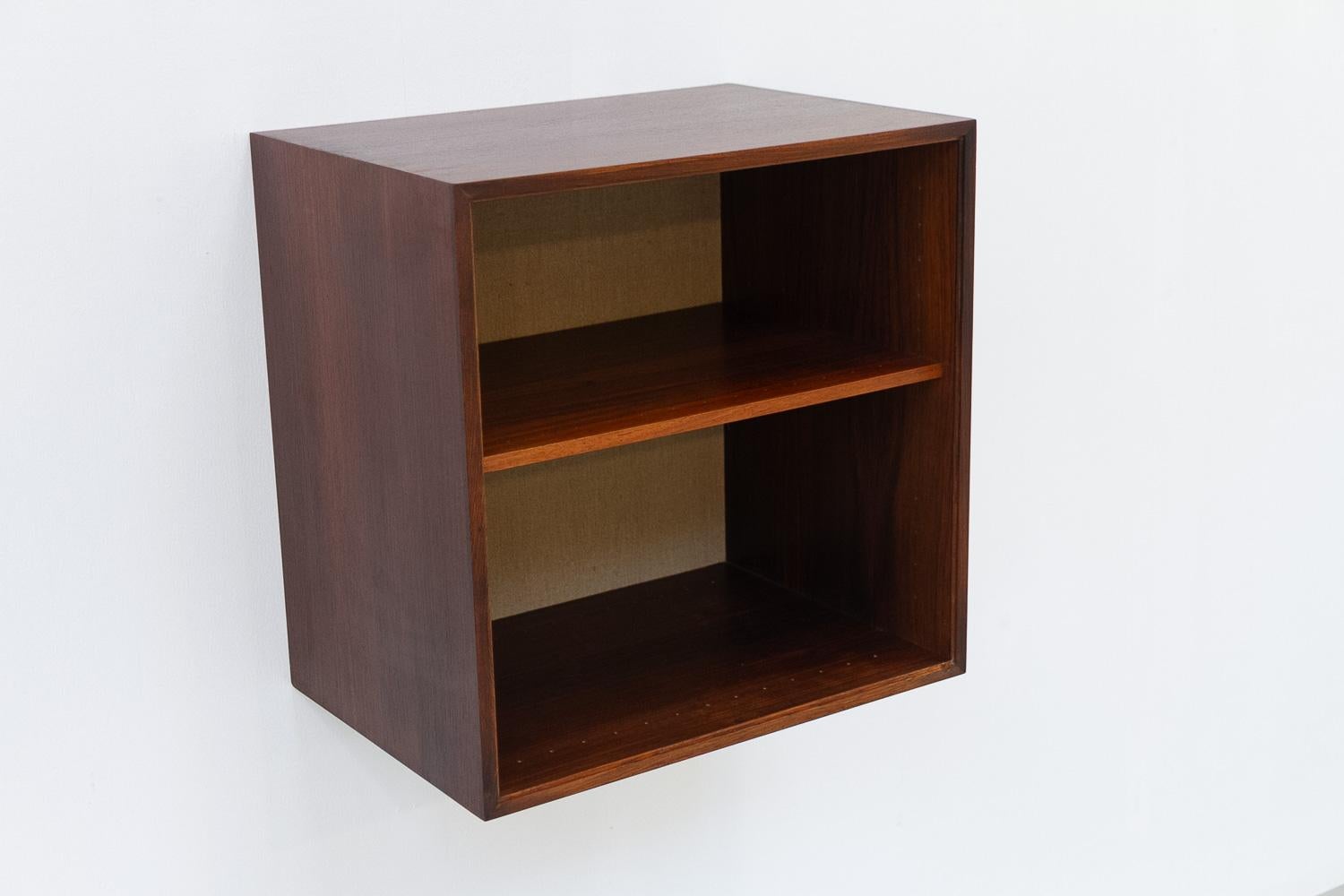 Libreria galleggiante in palissandro danese di HG Furniture, anni '60.

Piccola libreria scandinava Mid-Century Modern in palissandro/palisandro. Progettato da Rud Thygesen e Johnny Sørensen per Hansen og Guldborg (HG Furniture Denmark) negli anni