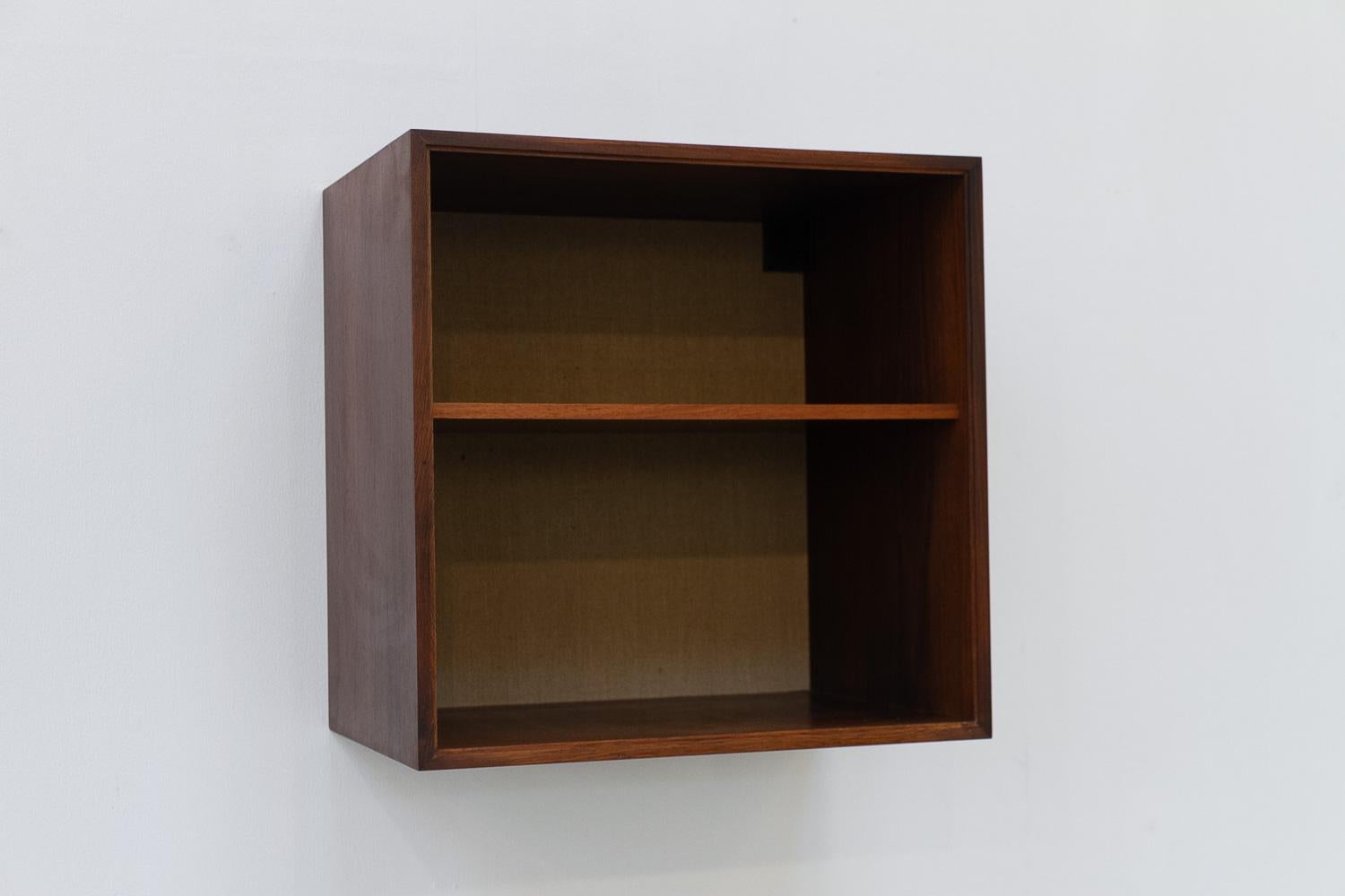 Mid-Century moderno Libreria galleggiante in palissandro danese di HG Furniture, anni '60. in vendita