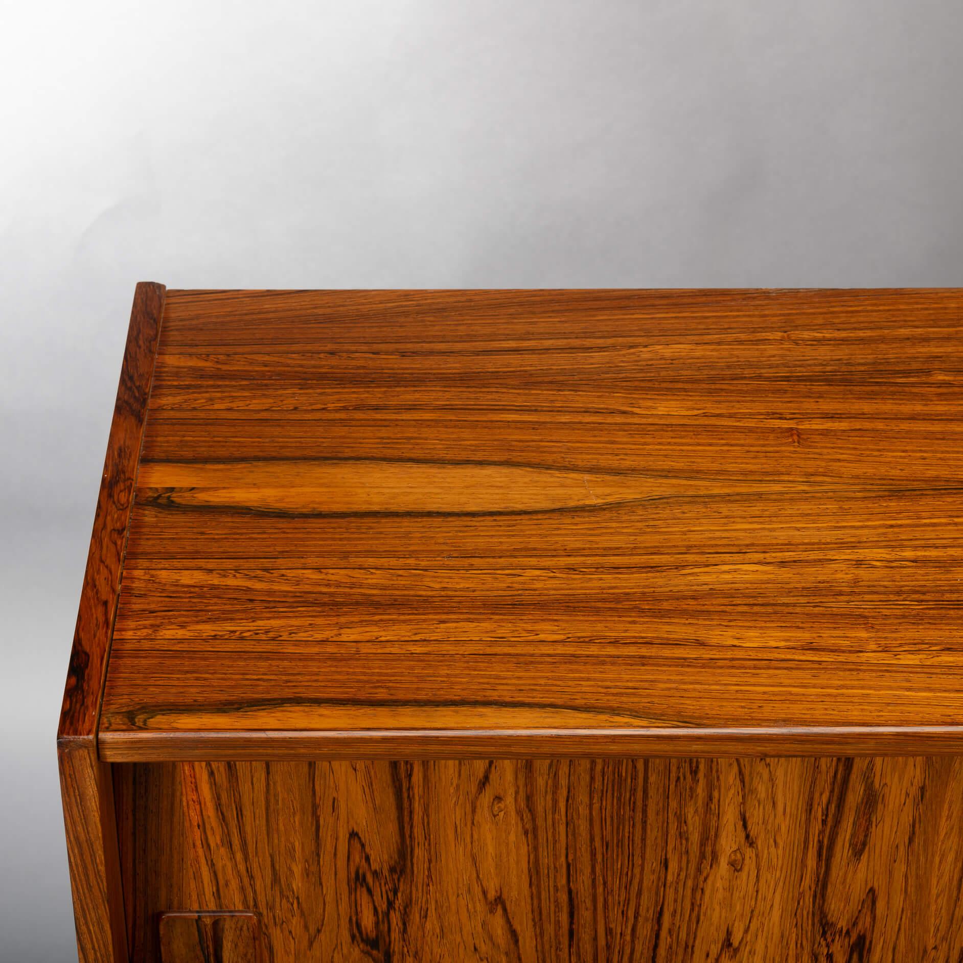 Enfilade haut danois en bois de rose, années 1960 en vente 2