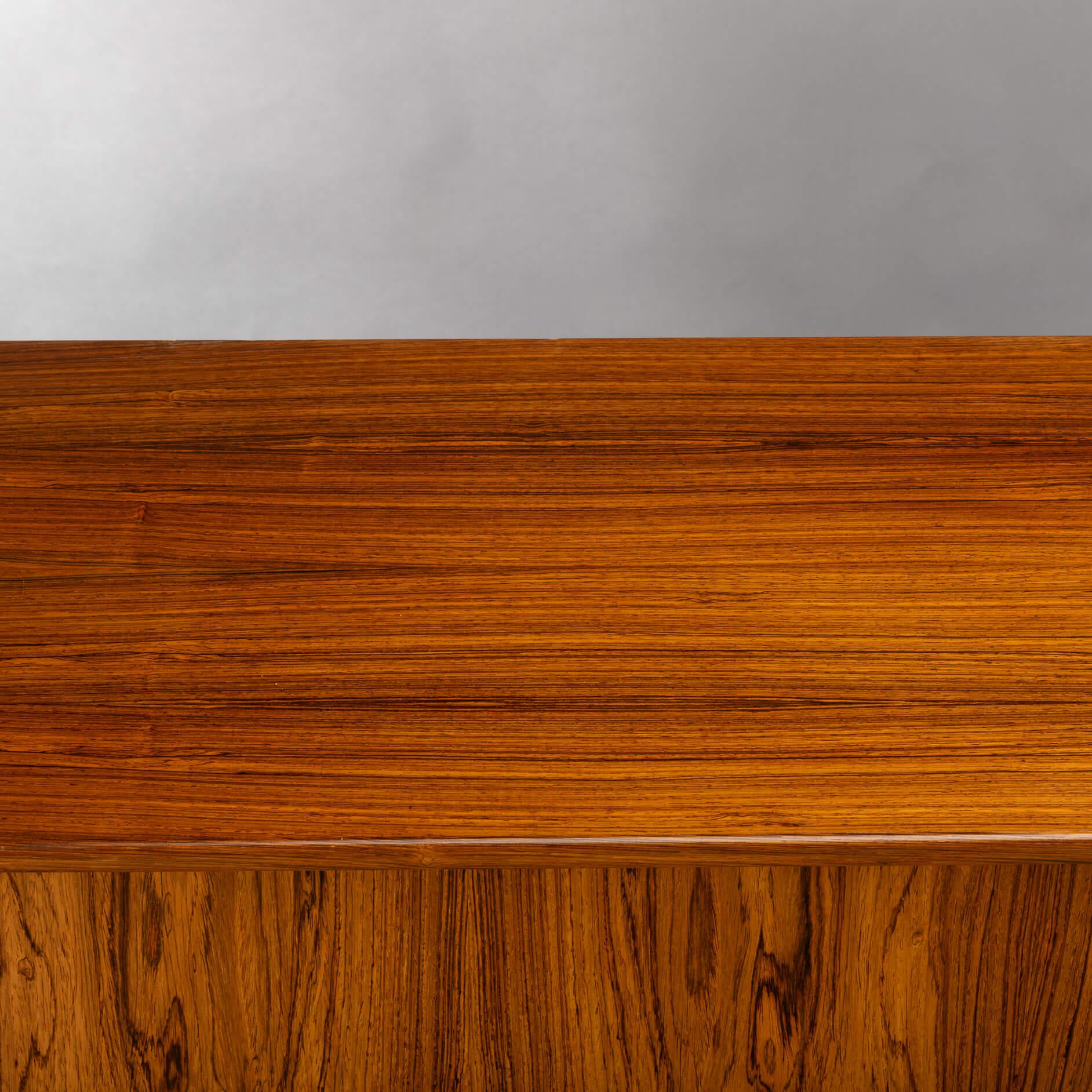 Enfilade haut danois en bois de rose, années 1960 en vente 3