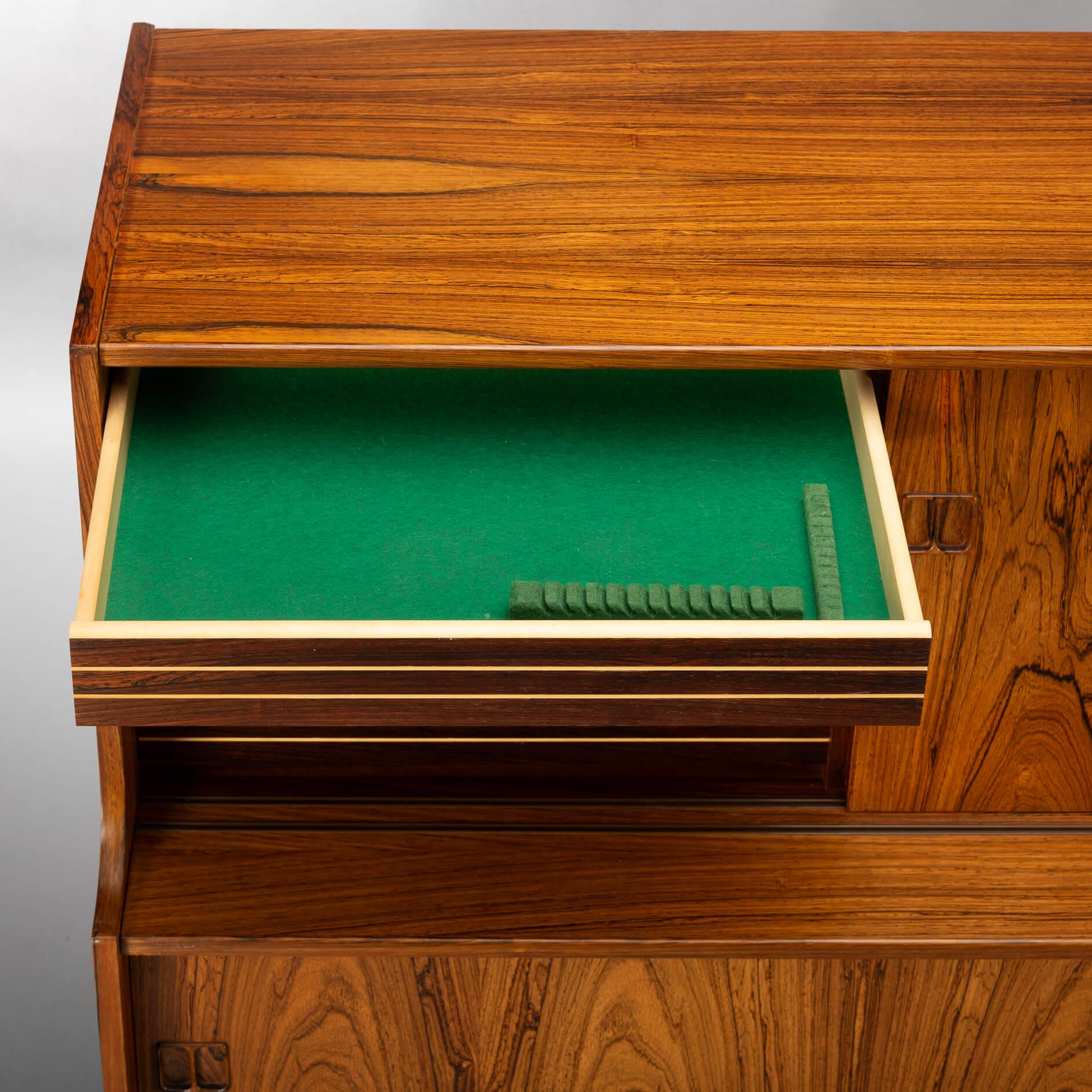 Enfilade haut danois en bois de rose, années 1960 Bon état - En vente à Breda, Netherlands