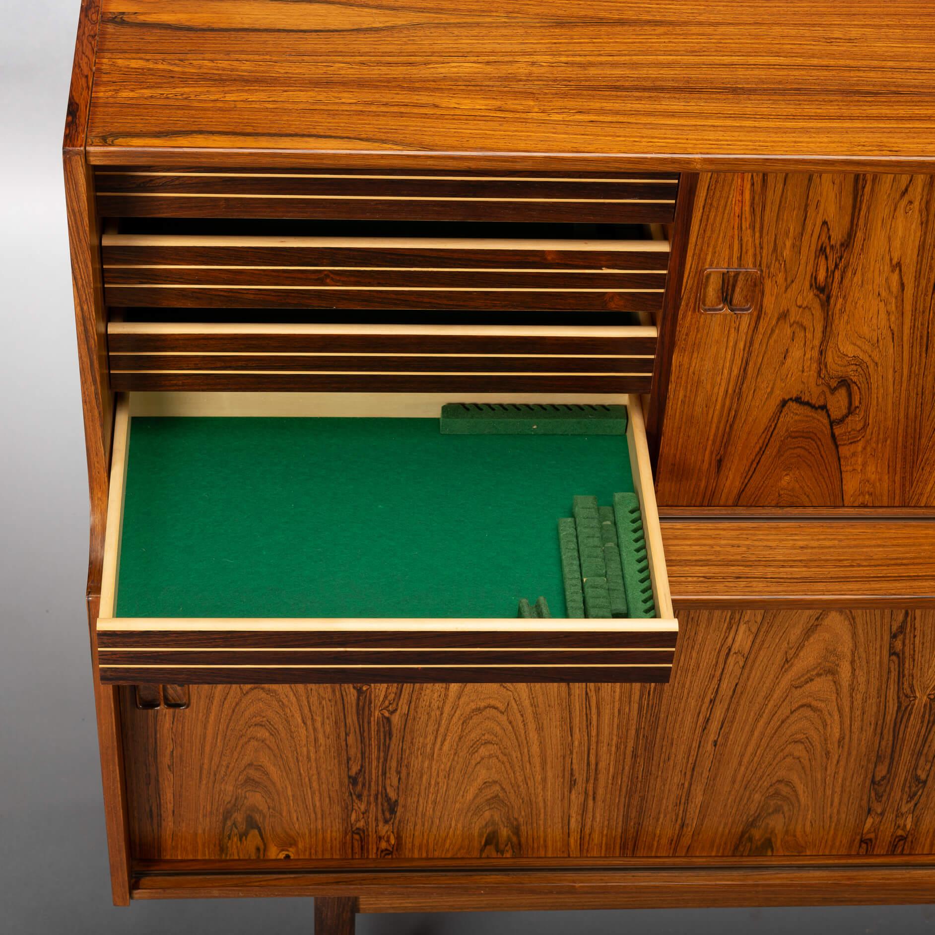 Enfilade haut danois en bois de rose, années 1960 en vente 1