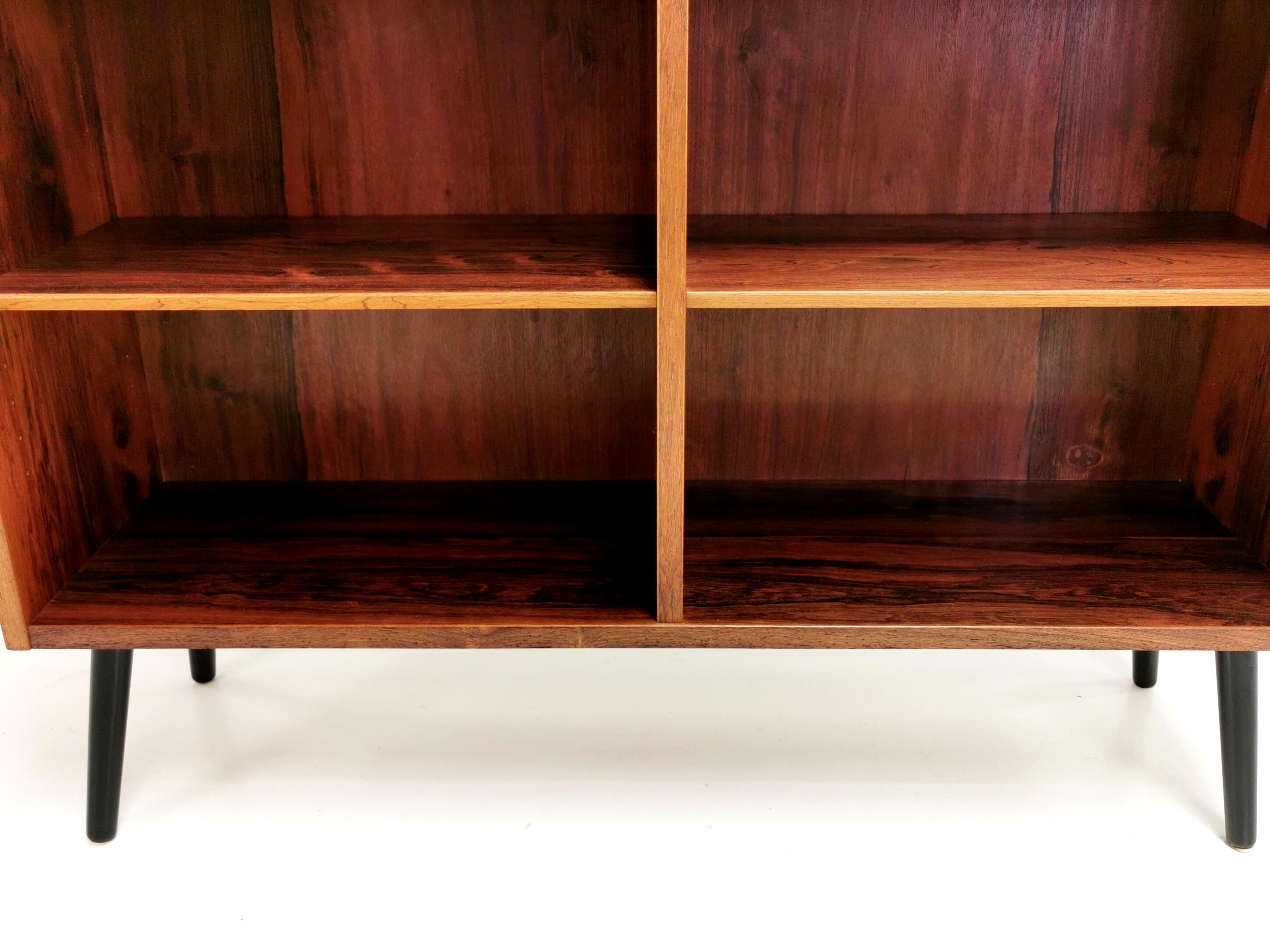 Danish rosewood bookcase

High-quality made rosewood bookcase by Carlo Jensen. 

Made in Denmark, by the Hundevad Company, circa 1970s.

Adjustable shelving. This bookcase is raised on splayed ebonized wooden legs.

Dimensions (cm): 

108