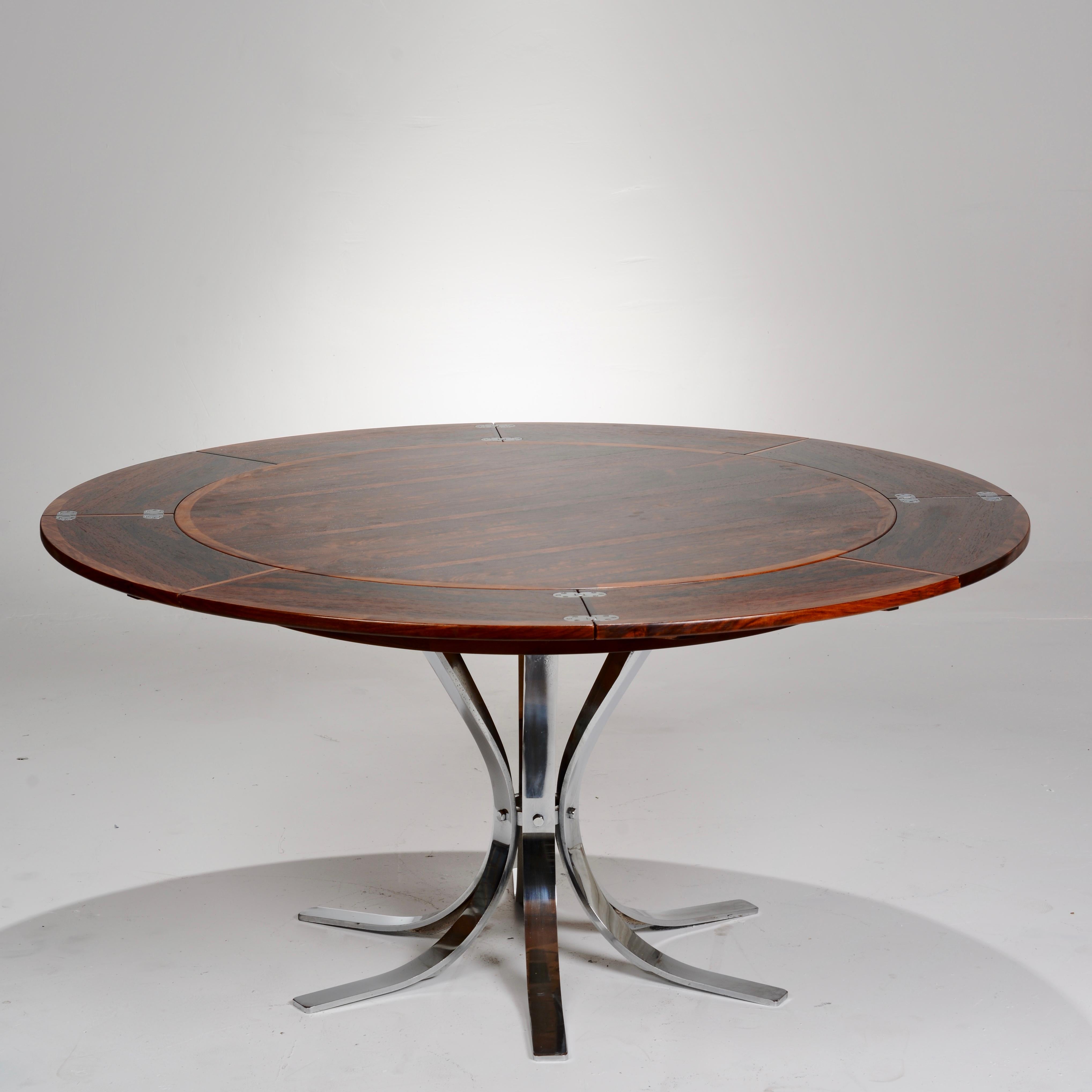 En très bon état, cette table ronde en palissandre 