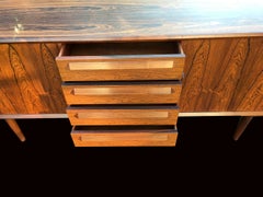 Dänisches Sideboard „Rosewood“ aus der Mitte des Jahrhunderts mit Tambourtüren und vier Schubladen
