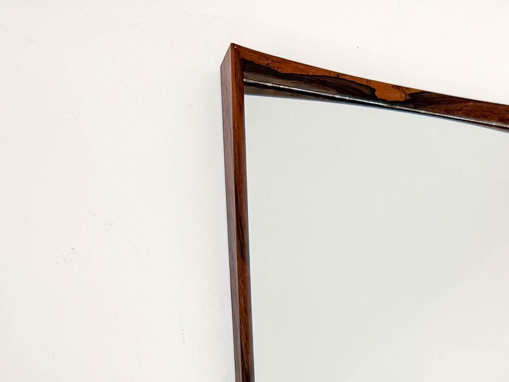 Il s'agit d'un superbe miroir danois moderne du milieu du siècle, fabriqué en bois de rose richement grainé. Conçu et produit par Aarhus Glasimport & Glassliberi, le miroir présente un cadre élégant, sculpté de manière organique, avec des courbes