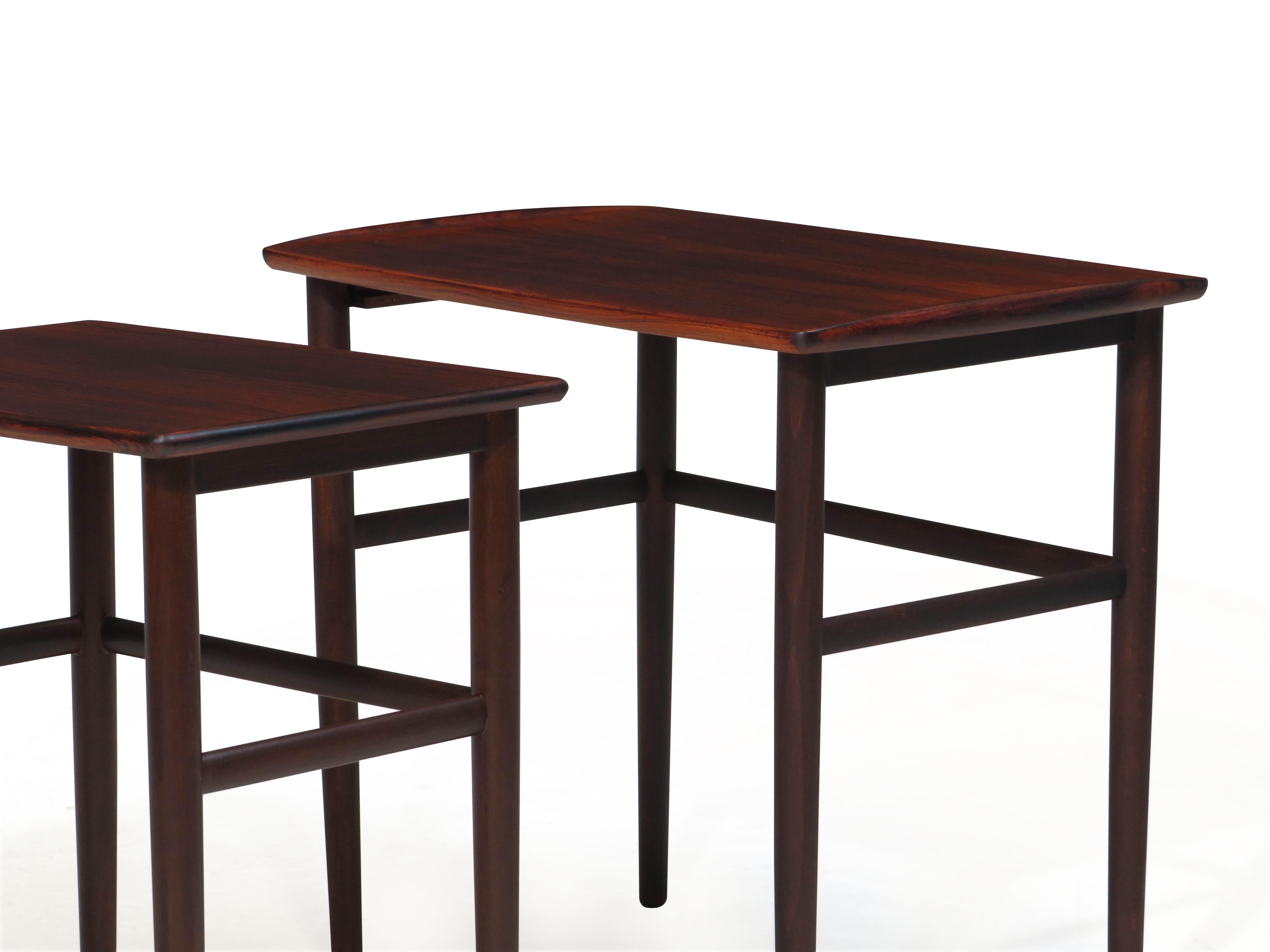 Scandinave moderne Tables d'appoint gigognes danoises en bois de rose en vente