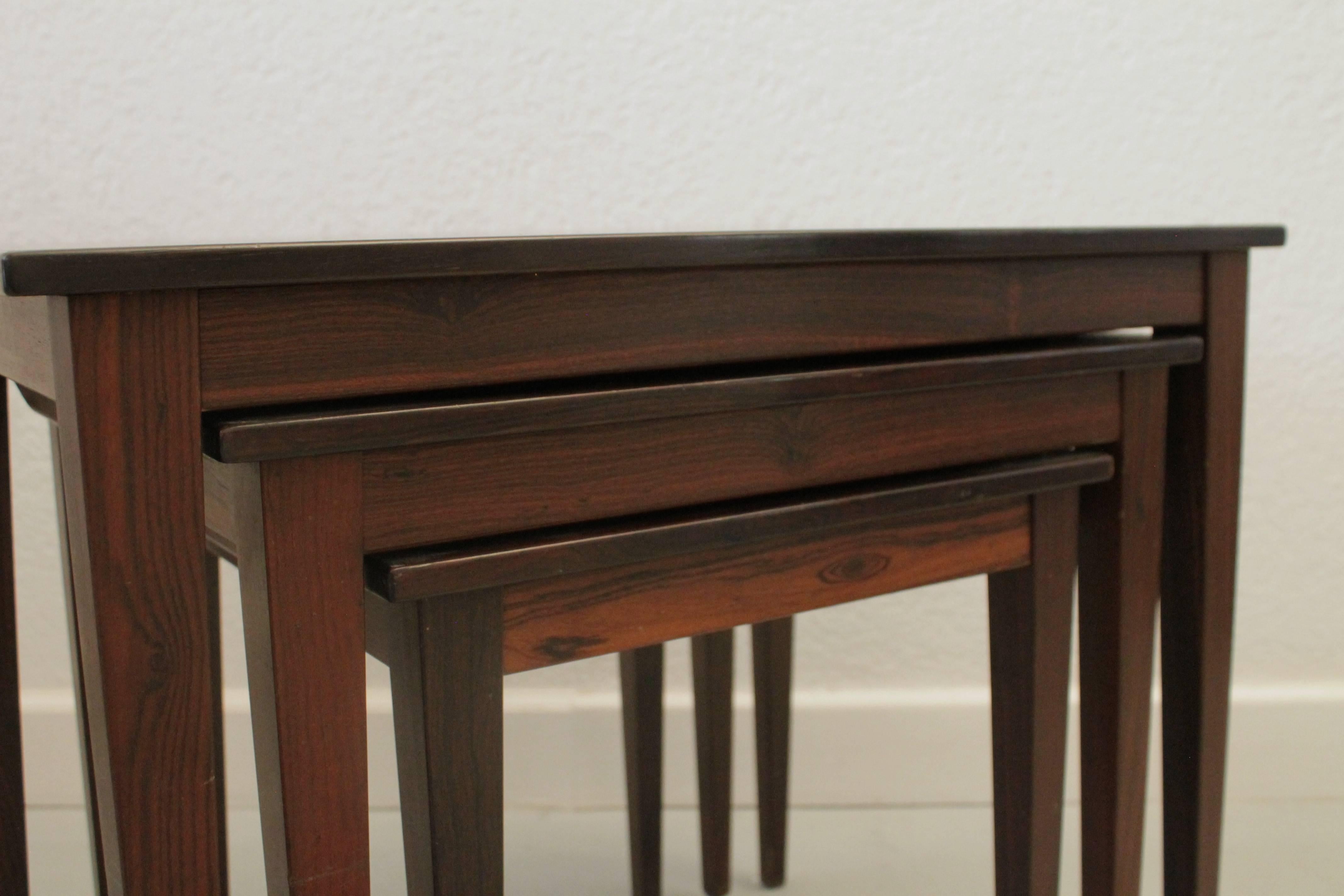 Set of three rosewood nesting tables.
Very good condition. Legs are easily dismountable for shipping.