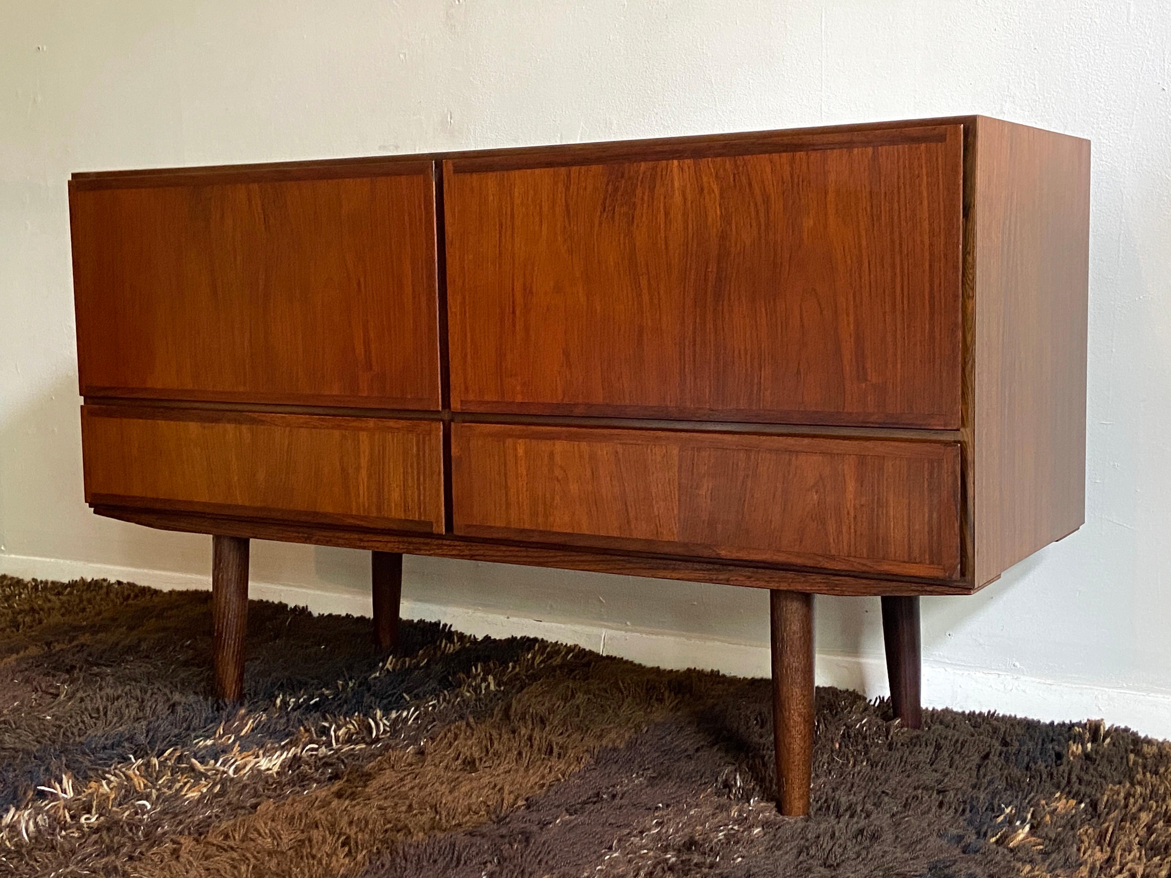 Arcón con cajones de palisandro danés Omann Jun modelo nº 2 en venta 3