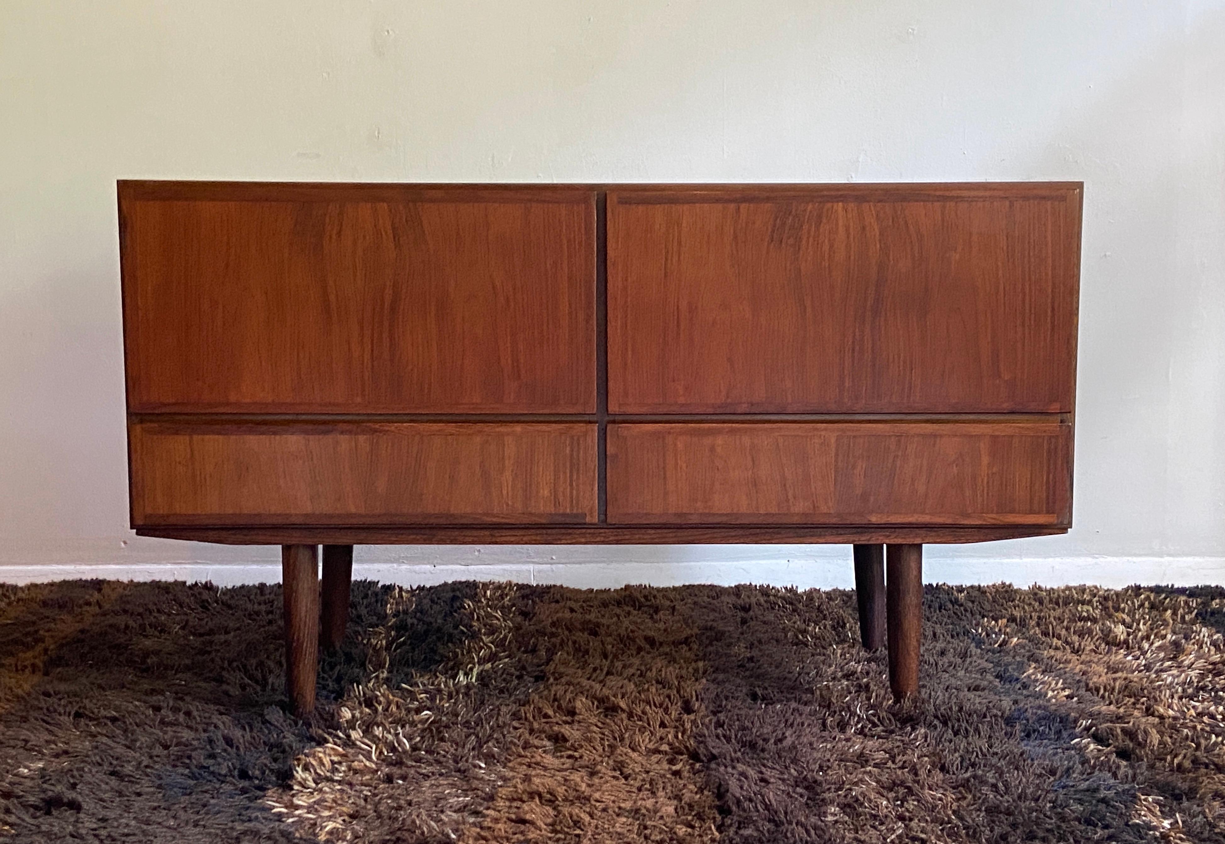 Impresionante aparador danés de palisandro de mediados de siglo Omann Jun, Model No. 2. Originalmente se diseñó como mueble para equipo de música, pero podría utilizarse como aparador o cómoda. Magníficamente elaborada y en gran estado vintage.