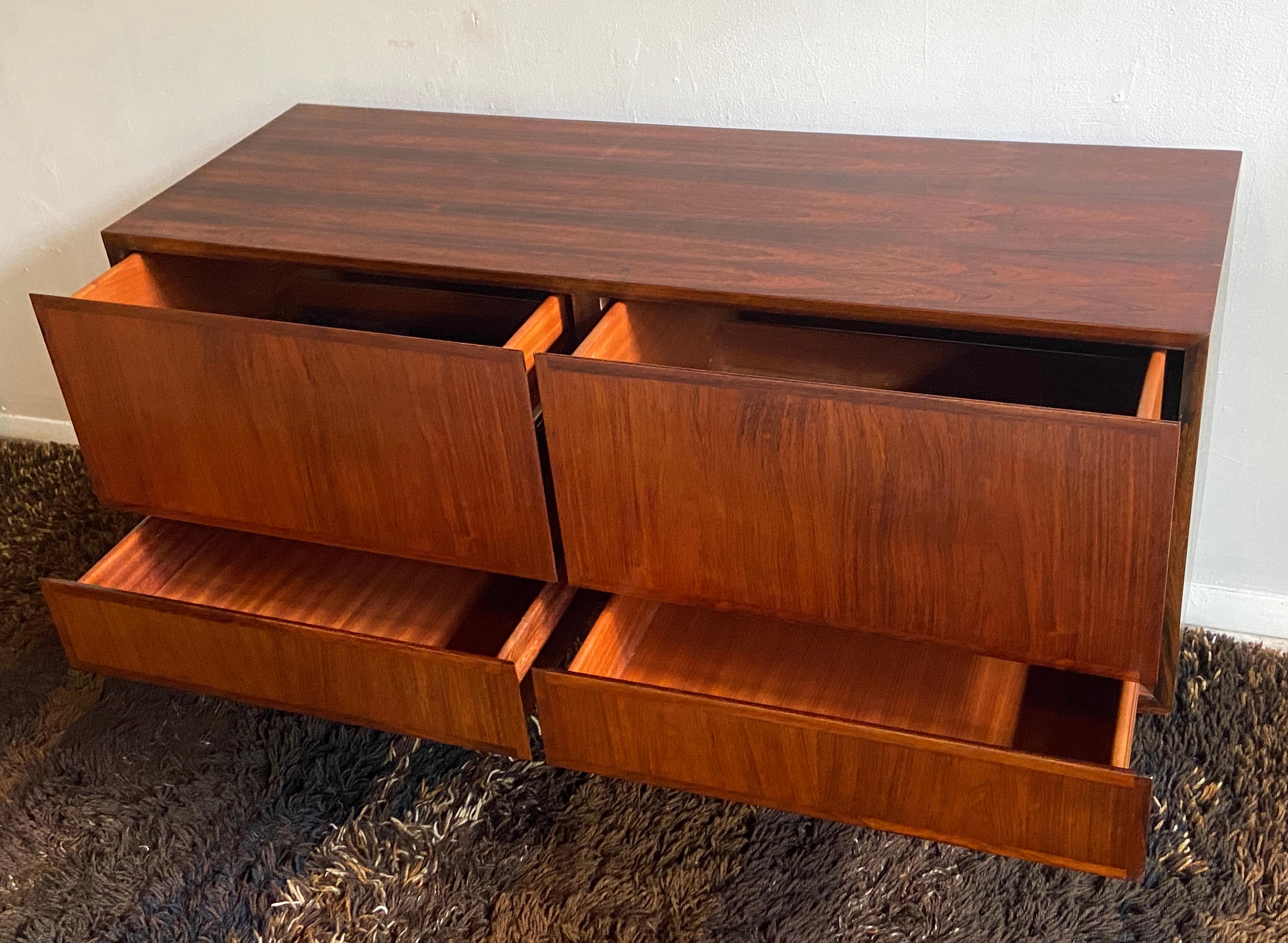 Arcón con cajones de palisandro danés Omann Jun modelo nº 2 Palo de rosa en venta