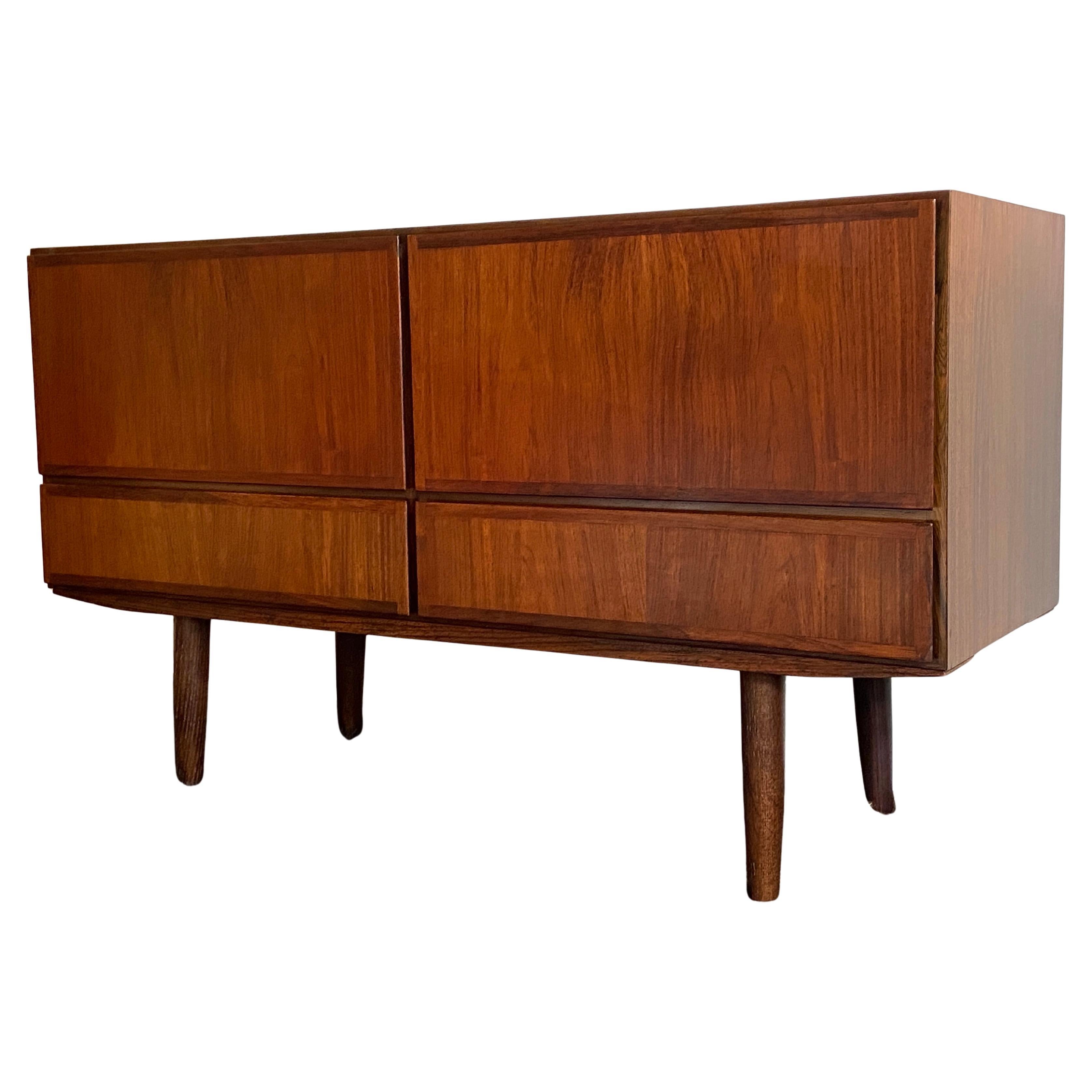 Arcón con cajones de palisandro danés Omann Jun modelo nº 2 en venta