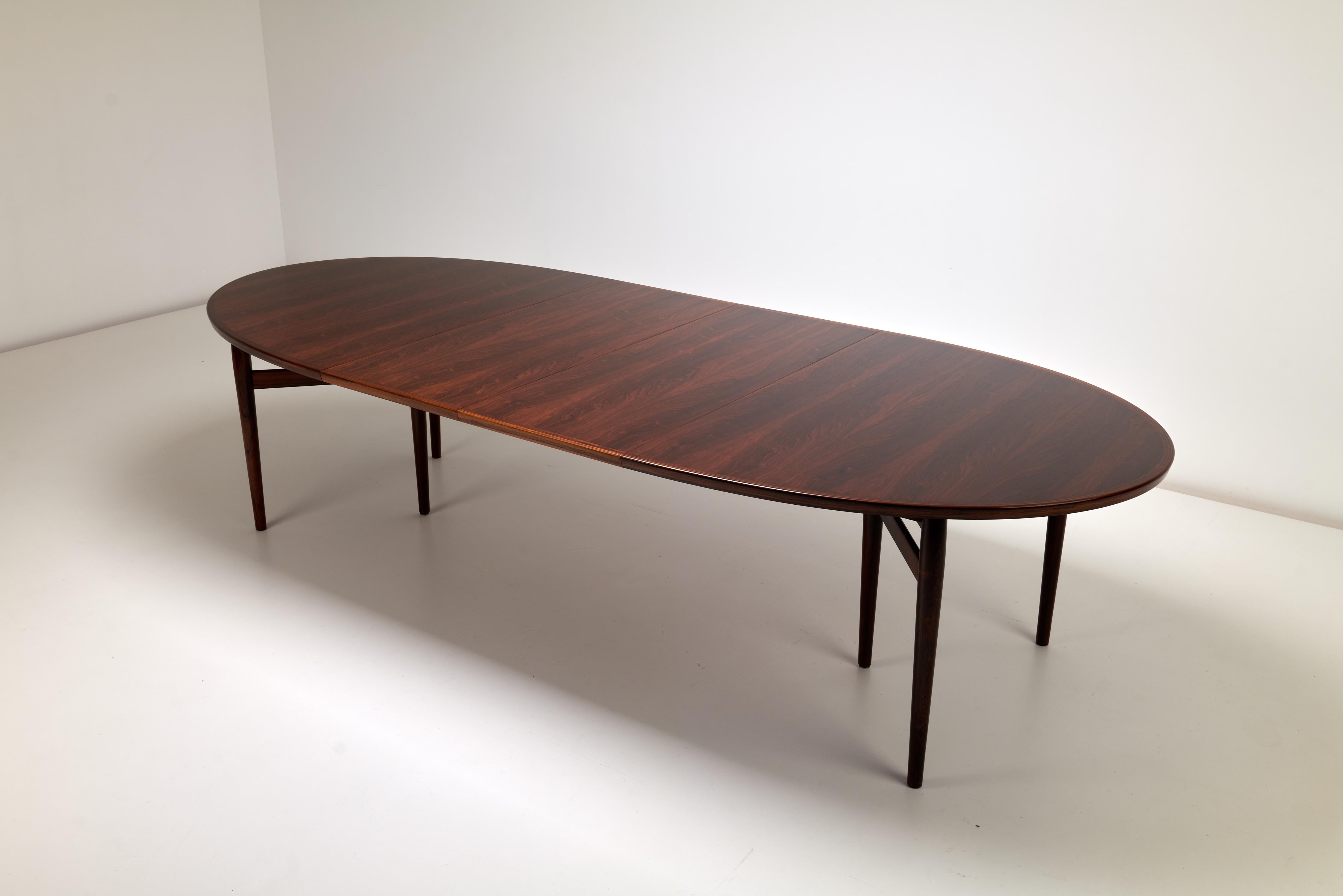 Nous avons à vendre un superbe exemple de la table 212 d'Arne Vodder en bois de rose pour Sibast. Il s'agit d'un excellent article. Il s'agit d'une grande table entièrement déployée qui peut accueillir confortablement 10 personnes. La profondeur de
