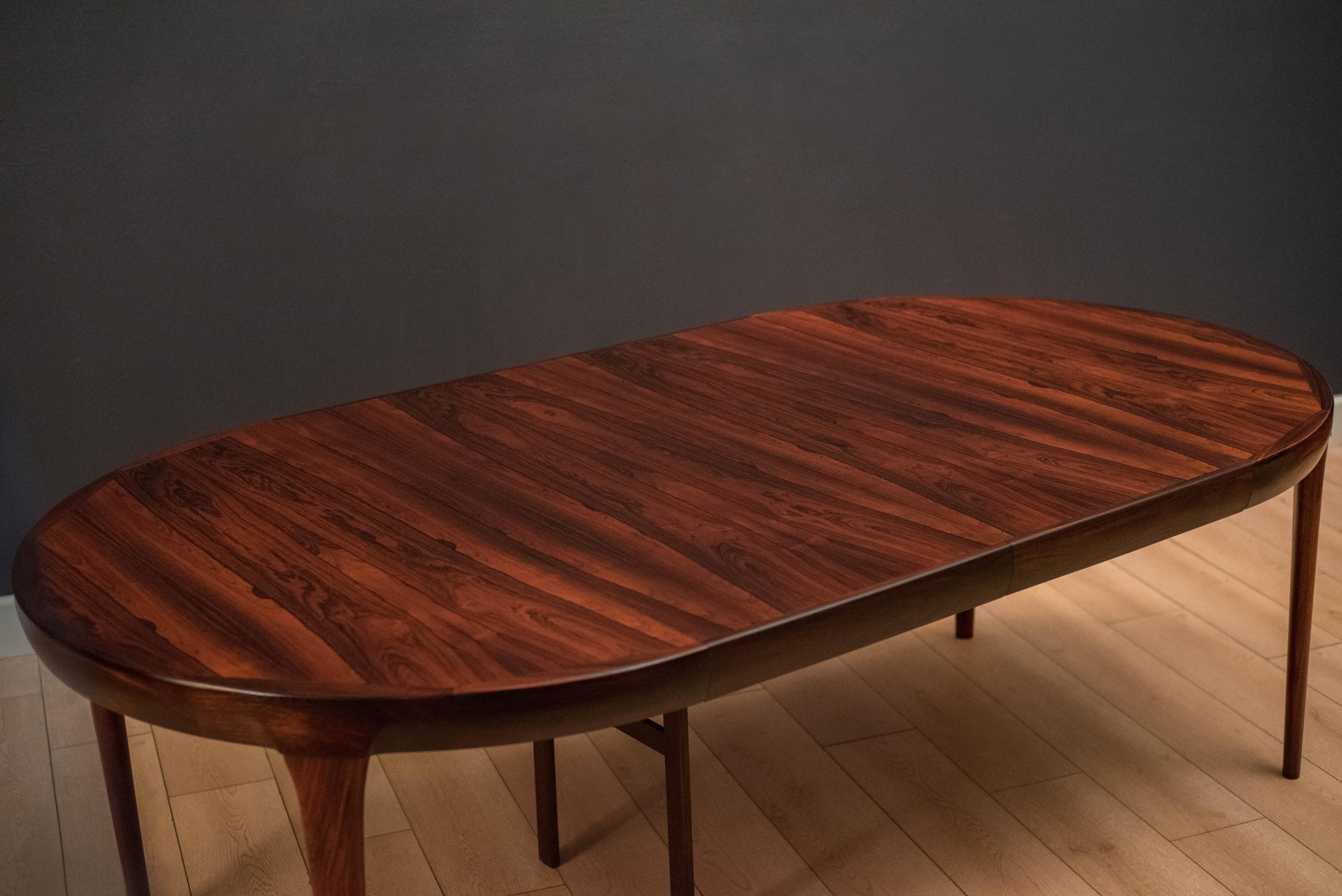 Danish Rosewood Round Dining Table by Ib Kofod-Larsen In Good Condition In San Jose, CA