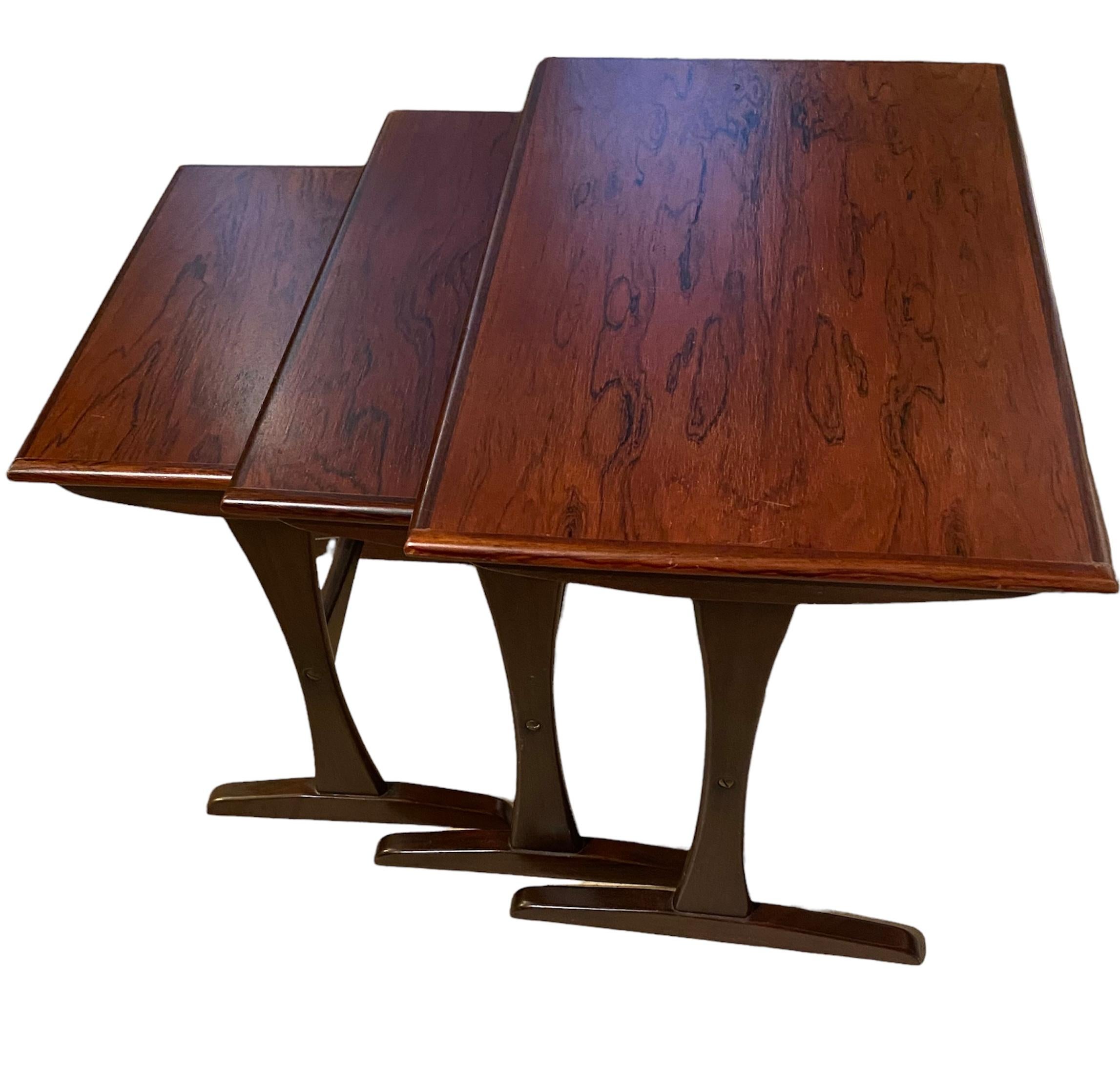 Vintage elegant set of 3 nesting tables in rosewood designed by Kai Kristiansen from 1960
( 1 ) L 57,5 x P 37,5 x H 45,5 
( 2 ) L 48 x P 34,5 x H 43,5 
( 3 ) L 38,5 x P 31 x H 41.