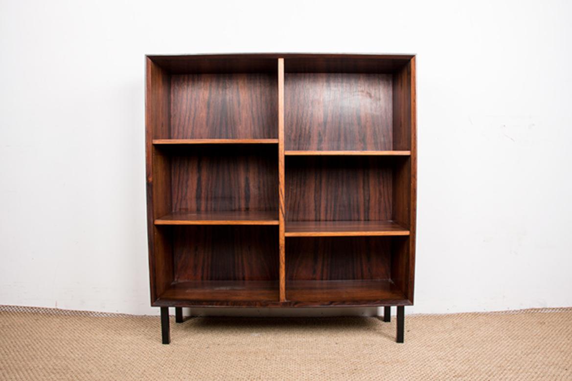 Superba scaffalatura/libreria scandinava. Due ripiani regolabili in altezza su ogni lato per un totale di sei scomparti. Design semplice ed elegante, lavorazione di alta qualità.

Designer: Ejvind A. Johansson.
Produttore: Ivan Gern.
Origine: