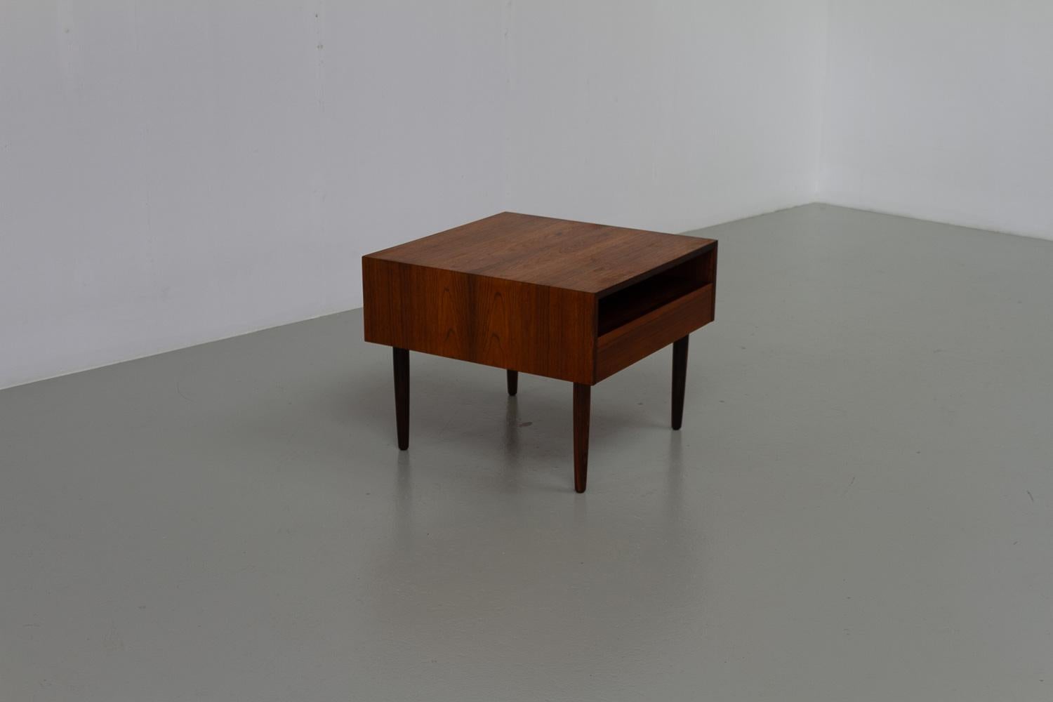Danish Rosewood Side or End Table with Drawer, 1960s.

Scandinavian Mid-Century Modern square side table with large drawer and shelf. Drawer is divided into smaller compartments. Four round tapering legs.

Beautiful rosewood/palisander veneer. Made