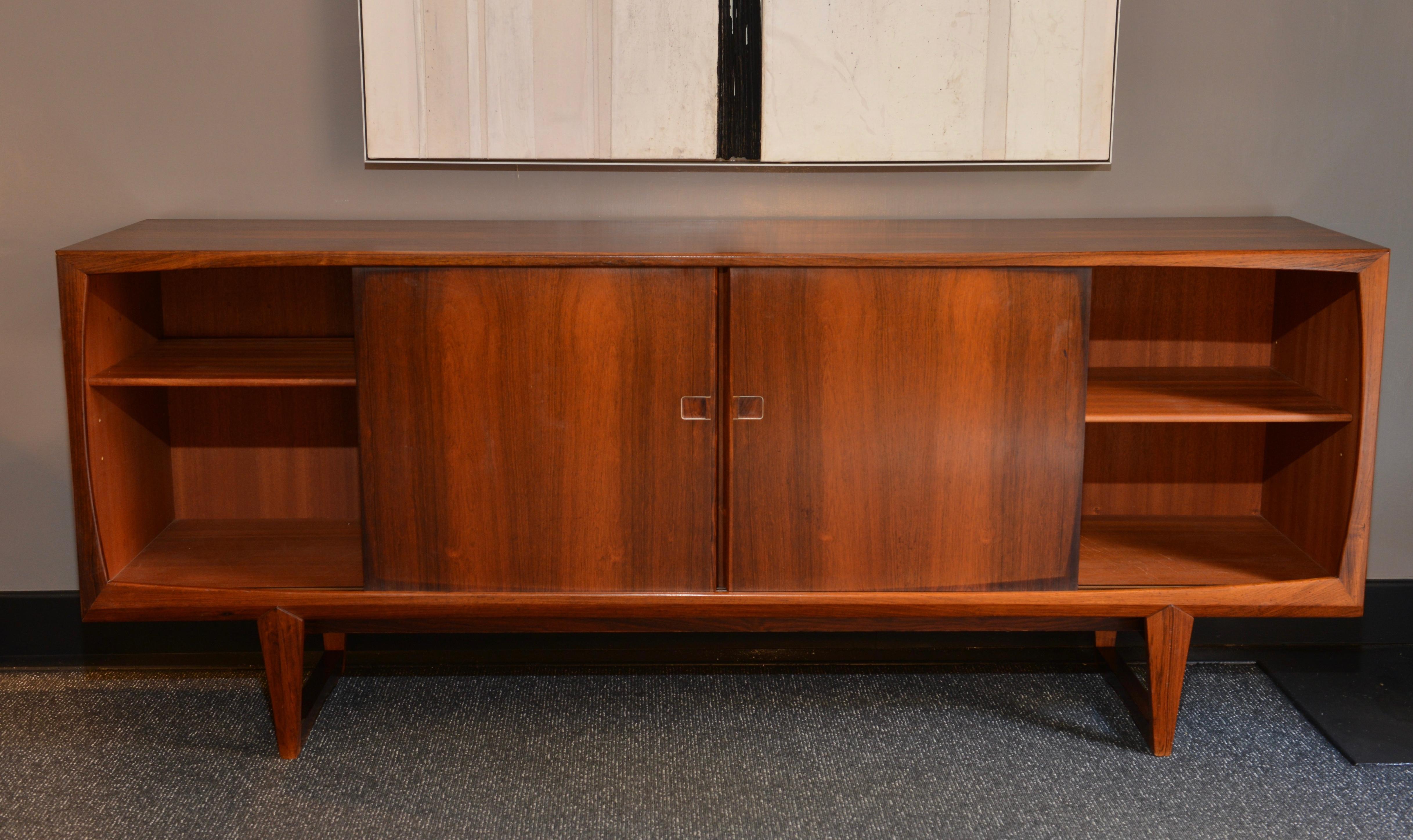 Stunning Danish sideboard in rosewood. Perfect conditions. Double sliding doors. Centrally five drawers, on the side two huge compartments with an étagère.