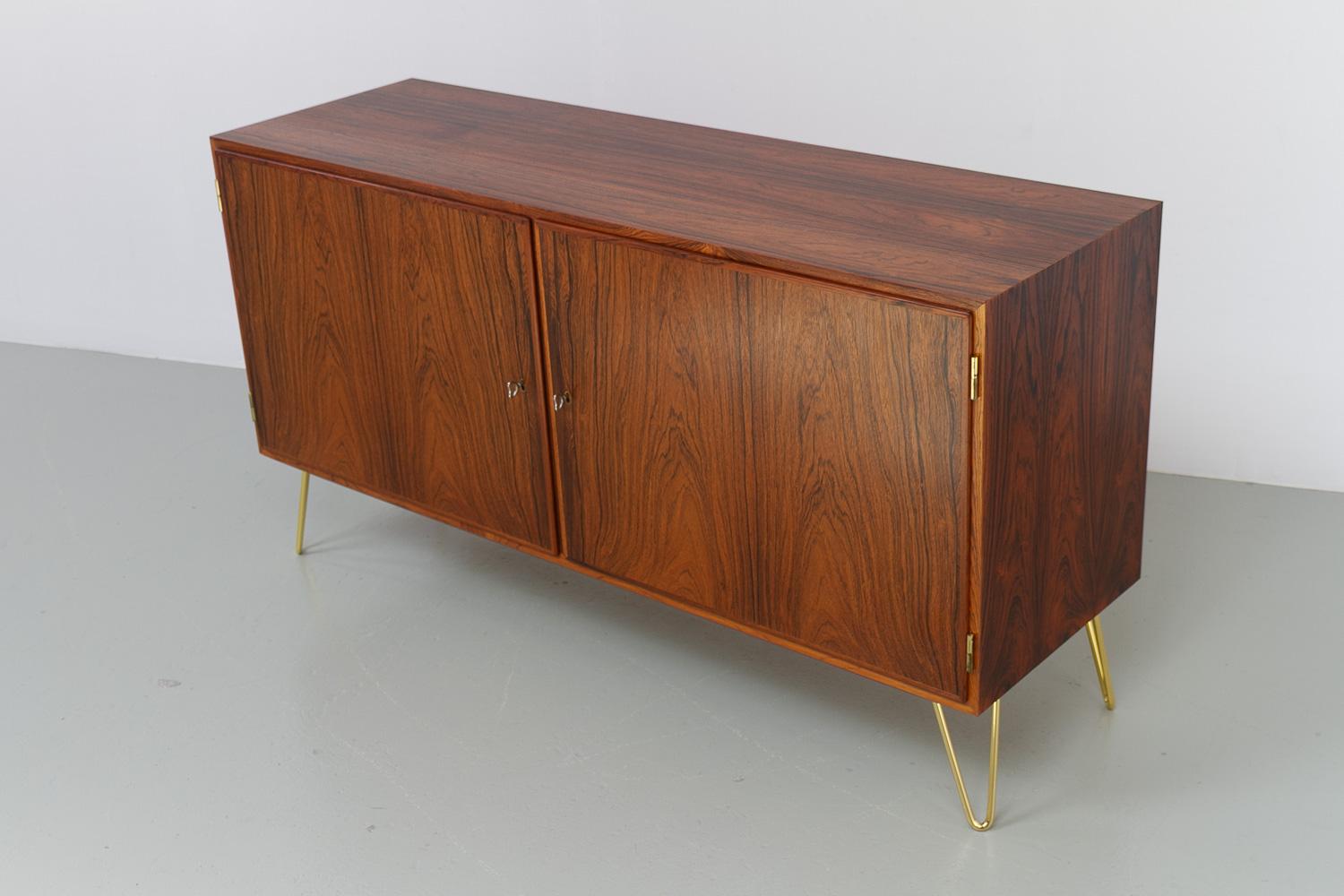 Aparador danés de palisandro de Carlo Jensen para Hundevad & Co, años 60.

Impresionante mueble moderno escandinavo de palisandro/palisandro con veteado vivo. Puertas de doble batiente con bisagras de latón y cerraduras con llave. El interior está