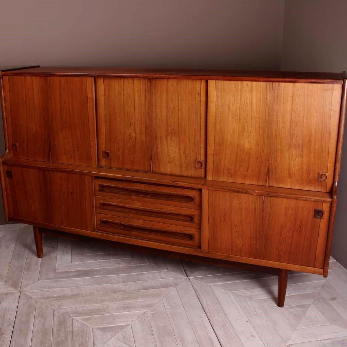 Un'attraente credenza in palissandro della metà del secolo scorso, realizzata dall'ebanista e designer danese Johannes Andersen per Skaaning & Søn. La sezione superiore con vassoi a scorrimento rivestiti in Oak e baize a sinistra, ripiani regolabili